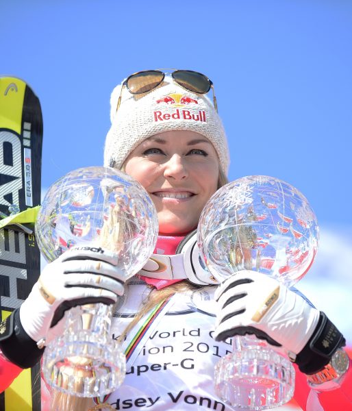 ABD0125_20150319 – MERIBEL – FRANKREICH: Lindsey Vonn (USA) mit der Abfahrts- und Super-G Weltcupkugel am Donnerstag, 19. Mrz 2015, beim Ski Alpin Weltcup-Finale in Meribel (FRA). – FOTO: APA/BARBARA GINDL
