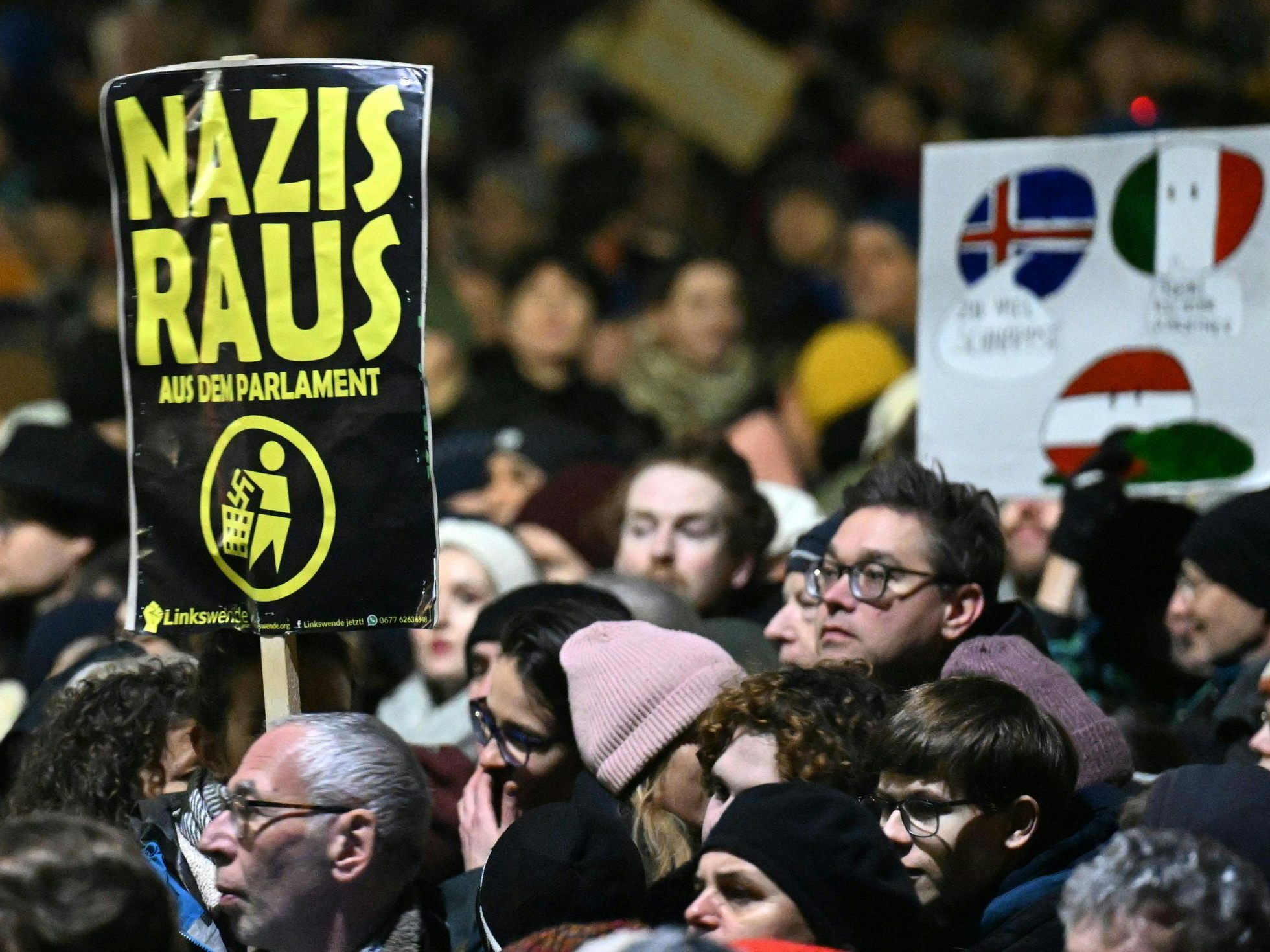 Die Regierungsverhandlungen werden wohl das Demo-Geschehen in Wien beeinflussen. Die Regierungsverhandlungen werden wohl das Demo-Geschehen in Wien beeinflussen.