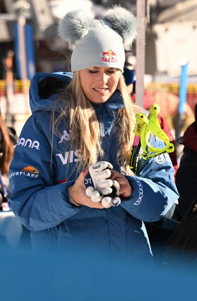 ABD0169_20250111 – ST. ANTON – STERREICH: Lindsey Vonn (USA) im Zielraum der Abfahrt des Ski alpin Frauen-Weltcups in St. Anton am Samstag 11. Jnner 2025. – FOTO: APA/BARBARA GINDL