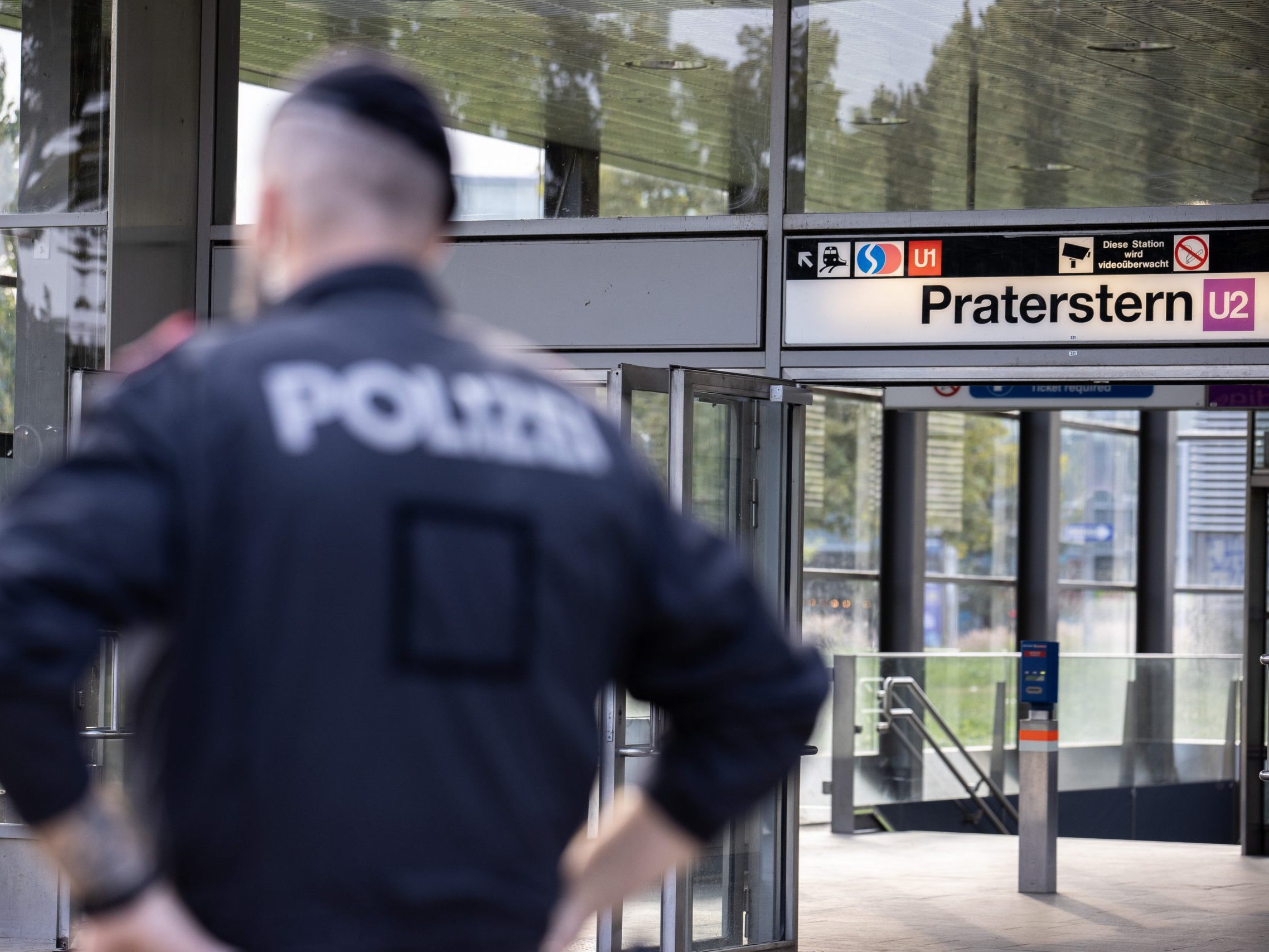 Poizeieinsatz nach einer Messerattacke am Wiener Praterstern. Poizeieinsatz nach einer Messerattacke am Wiener Praterstern.