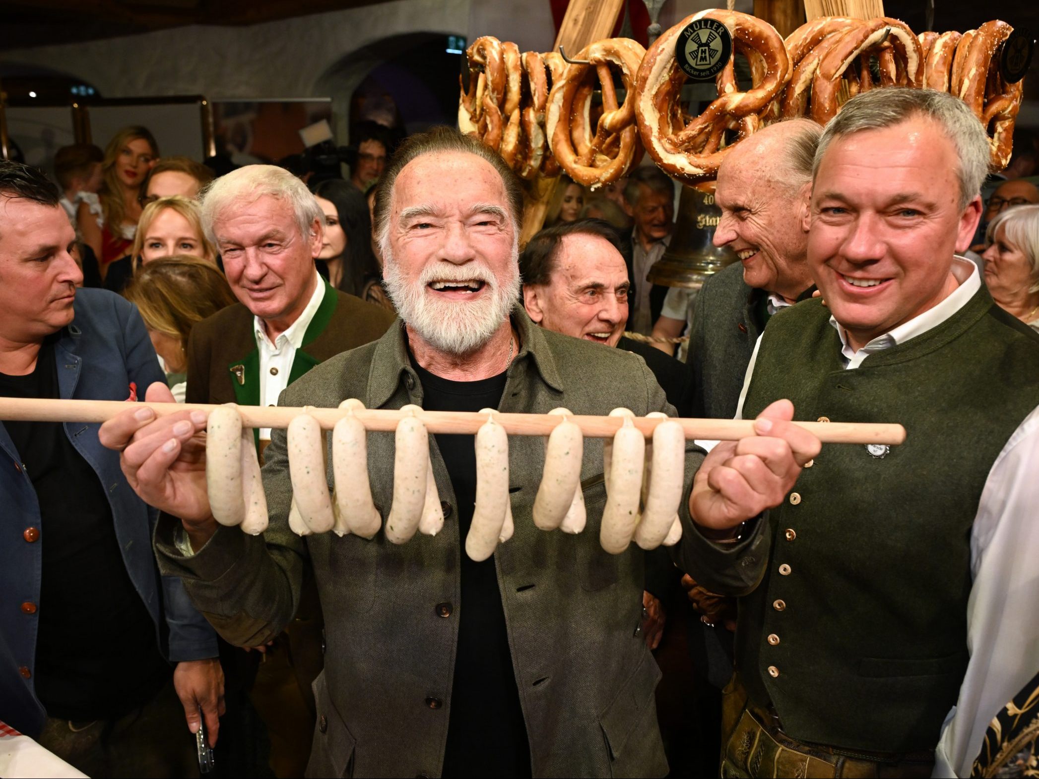 Arnold Schwarzenegger und Fritz Strobl bei der 32. Weißwurstparty im Stanglwirt.