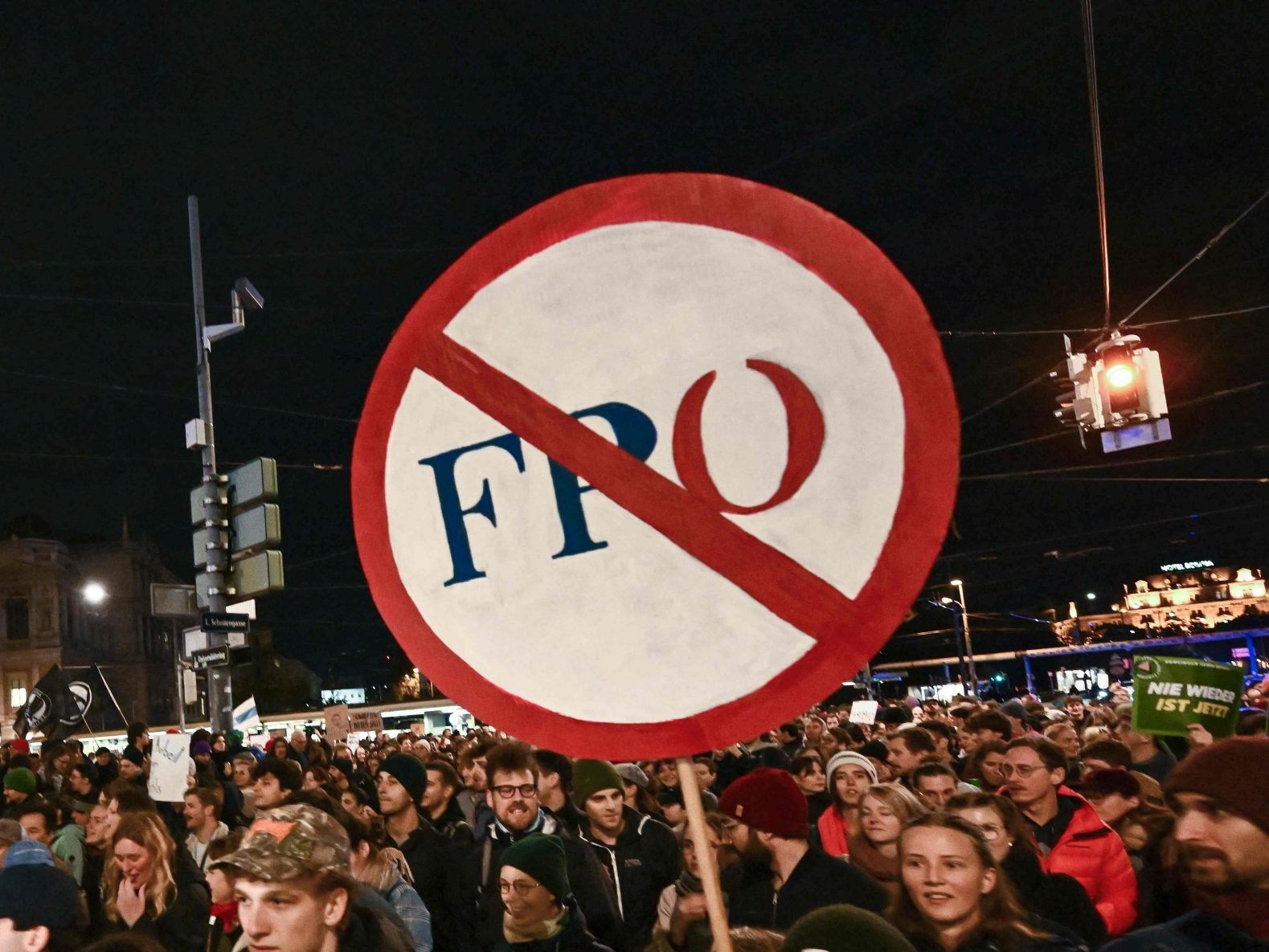 Die Proteste gegen Blau-Schwarz gehen weiter. Die Proteste gegen Blau-Schwarz gehen weiter.