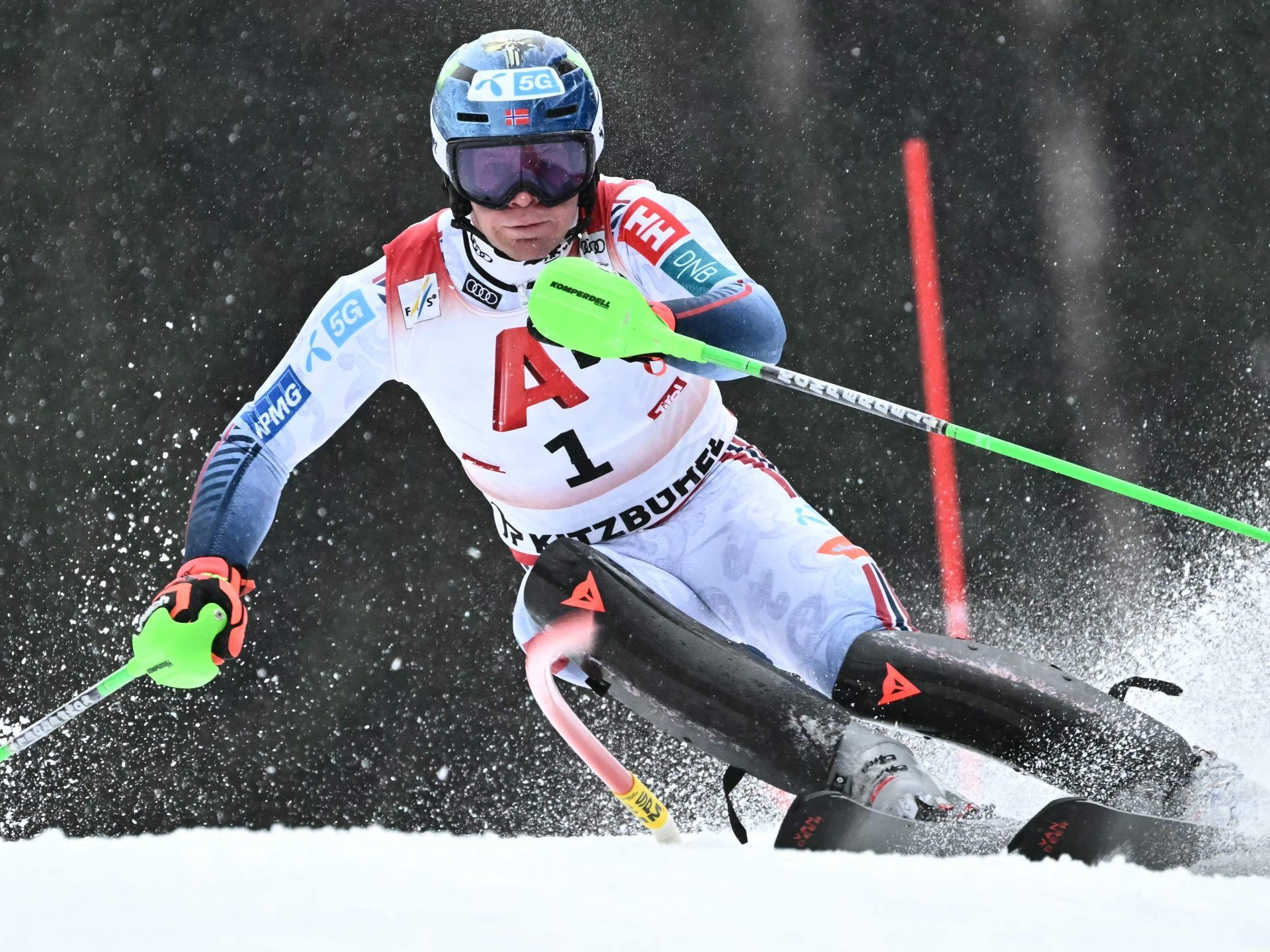 Timon Haugan führt nach dem ersten Durchgang in Kitzbühel.