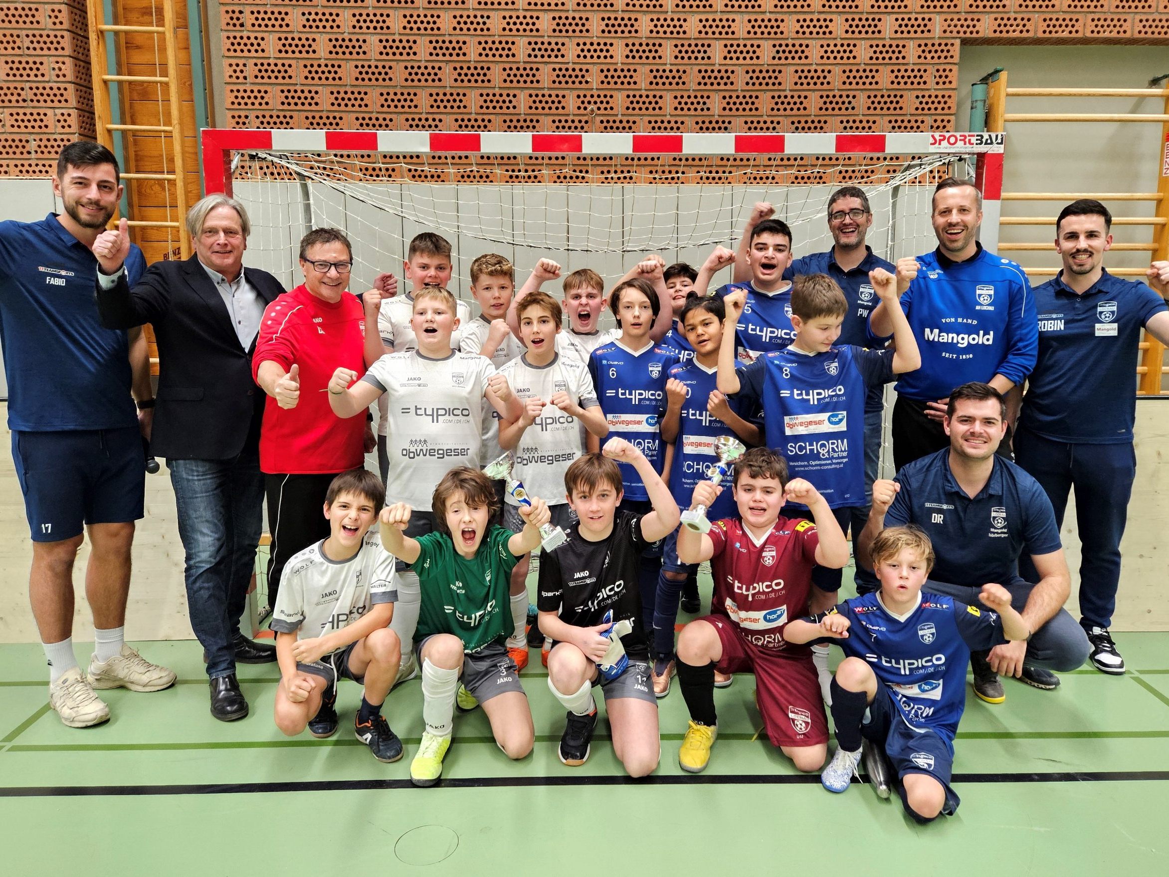 Auch Bürgermeister Frank Matt freute sich bei der Siegerehrung über die innovative Nachwuchsarbeit beim SV typico Lochau: Der erfolgreiche U12 Nachwuchs mit dem neuen Nachwuchsleiter Frank Horlacher, Trainern sowie Fabio Feldkircher und Robin Lhotzky vom Organisationskomitee. Auch Bürgermeister Frank Matt freute sich bei der Siegerehrung über die innovative Nachwuchsarbeit beim SV typico Lochau: Der erfolgreiche U12 Nachwuchs mit dem neuen Nachwuchsleiter Frank Horlacher, Trainern sowie Fabio Feldkircher und Robin Lhotzky vom Organisationskomitee.