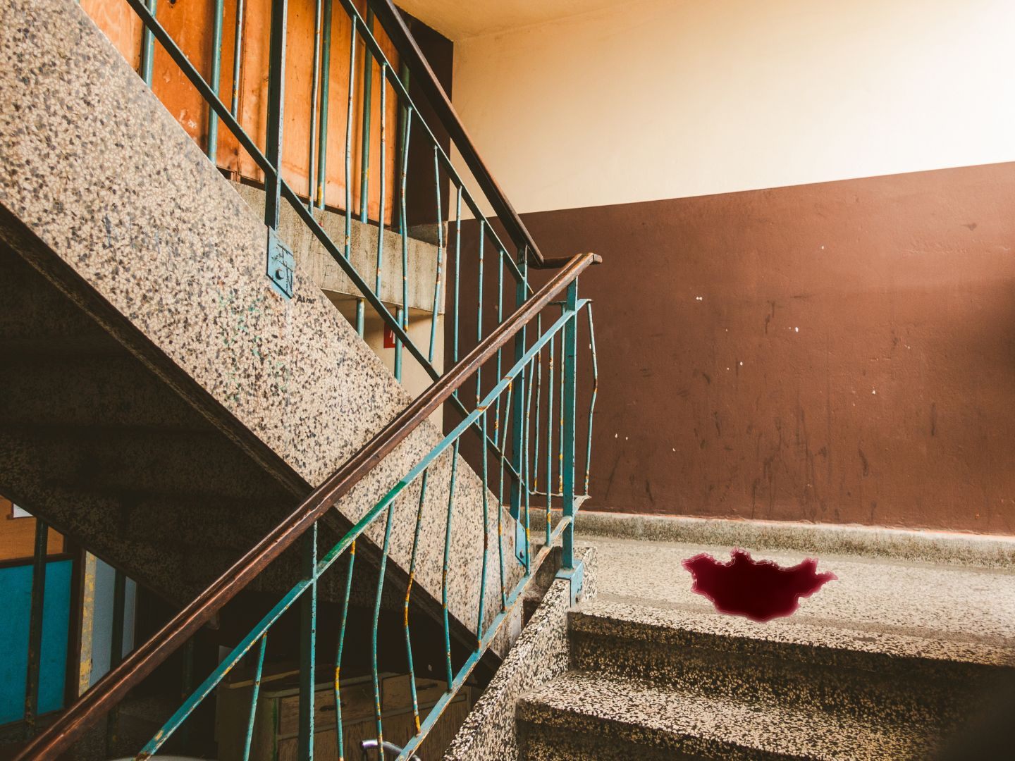 Ein Anwohner entdeckte eine Blutlache im Stiegenhaus in Wien-Brigittenau. Ein Anwohner entdeckte eine Blutlache im Stiegenhaus in Wien-Brigittenau.