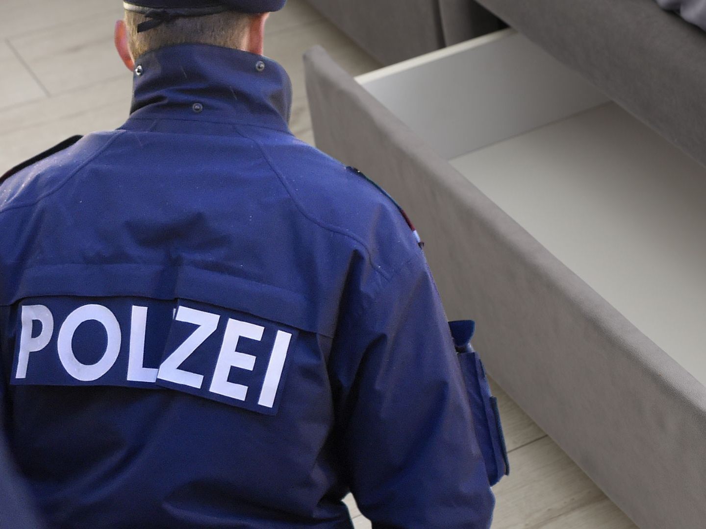 Das Mädchen wurde von der Polizei in einer Bettlade entdeckt.