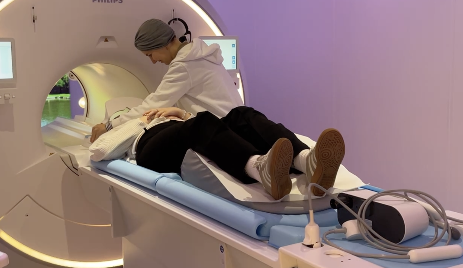 VOL.AT-Trainee Marina erhielt einen Einblick in das moderne MRT des GesundheitsCampus Bludenz.