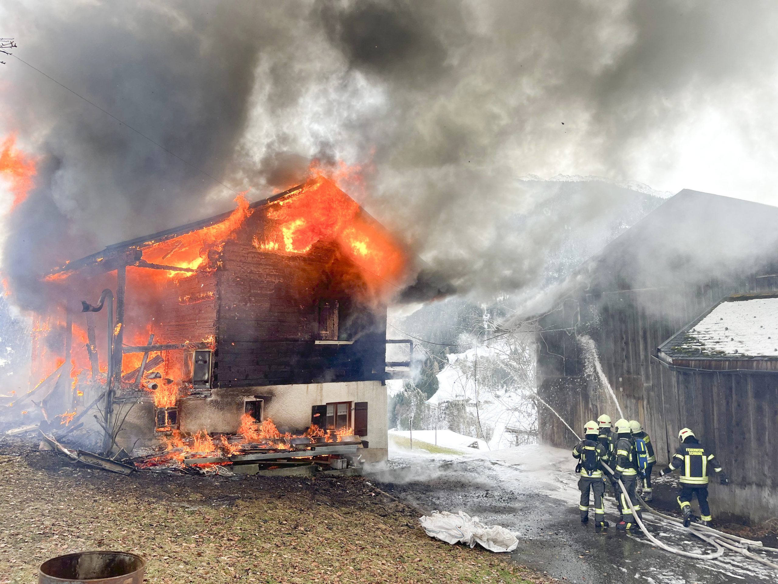 Bartholomaeberg am 30.01.2025, In Bartholomäberg steht ein Bauernhaus in Vollbrand. Nach Angaben der Rettungs- und Feuerwehrleitstelle (RFL) sind mehrere Feuerwehren im Großeinsatz.Das Feuer wurde gegen 10.30 Uhr gemeldet, zunächst war von einem Dachstuhlbrand die Rede, kurze Zeit später von einem Vollbrand. Nach Angaben der RFL handelt es sich um ein altes Bauerhaus mit einem Stallgebäude. Menschen kamen nach bisherigen Angaben nicht zu Schaden, auch gebe es keine Angaben über verletzte oder verendete Tiere. Mehrere Feuerwehren sind im Großeinsatz, angefordert wurde auch das Großtankfahrlöschzeug aus Nüziders, die Feuerwehr St. Gallenkirch ist mit einer speziellen Atemschutzeinheit vor Ort. Das Rote Kreuz wurde zum Brandort geschickt, laut RFL bleiben die Helfer vor Ort, um im Notfall Feuerwehrleute zu versorgen. Bartholomaeberg am 30.01.2025, In Bartholomäberg steht ein Bauernhaus in Vollbrand. Nach Angaben der Rettungs- und Feuerwehrleitstelle (RFL) sind mehrere Feuerwehren im Großeinsatz.Das Feuer wurde gegen 10.30 Uhr gemeldet, zunächst war von einem Dachstuhlbrand die Rede, kurze Zeit später von einem Vollbrand. Nach Angaben der RFL handelt es sich um ein altes Bauerhaus mit einem Stallgebäude. Menschen kamen nach bisherigen Angaben nicht zu Schaden, auch gebe es keine Angaben über verletzte oder verendete Tiere. Mehrere Feuerwehren sind im Großeinsatz, angefordert wurde auch das Großtankfahrlöschzeug aus Nüziders, die Feuerwehr St. Gallenkirch ist mit einer speziellen Atemschutzeinheit vor Ort. Das Rote Kreuz wurde zum Brandort geschickt, laut RFL bleiben die Helfer vor Ort, um im Notfall Feuerwehrleute zu versorgen.