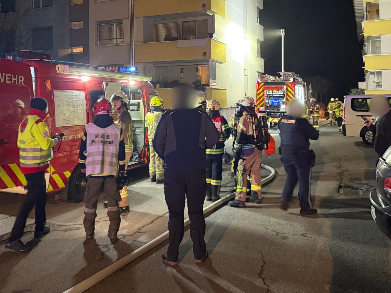 Feuerwehr und Polizei evakuierten den Wohnblock. Feuerwehr und Polizei evakuierten den Wohnblock.