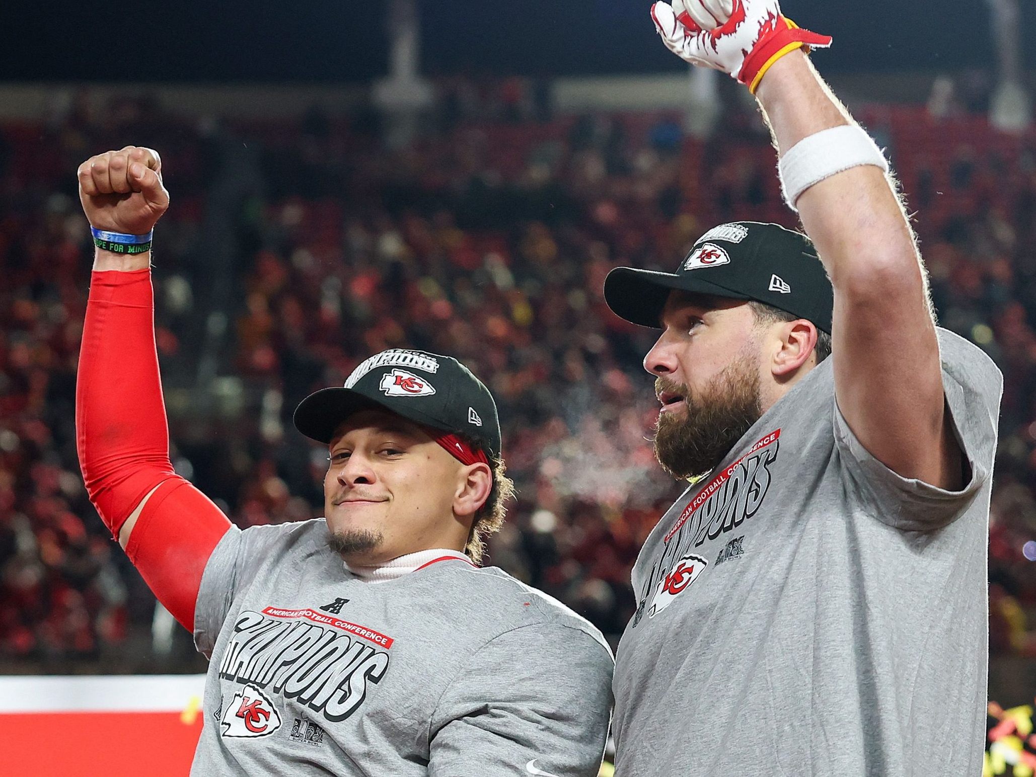 Chiefs-Traum (Patrick Mahomes l. und Travis Kelce r.) vom "Three-Peat" lebt.