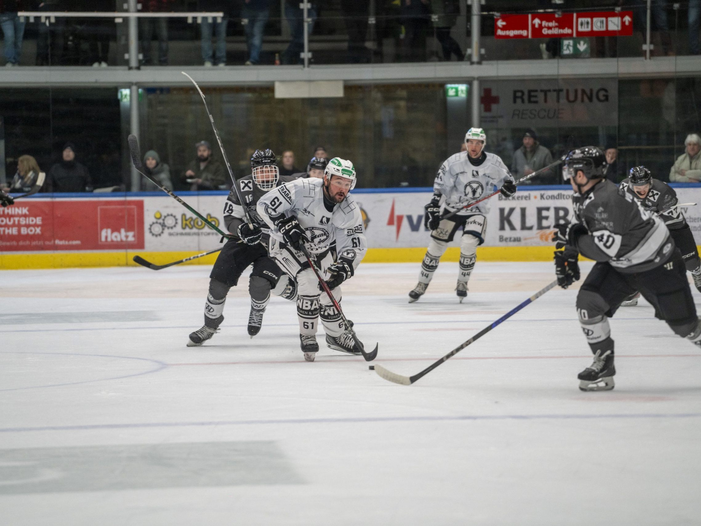 Der SC SAMINA Hohenems feierte im dritten Derby gegen die Dornbirn Bulldogs den zweiten Erfolg. Der SC SAMINA Hohenems feierte im dritten Derby gegen die Dornbirn Bulldogs den zweiten Erfolg.