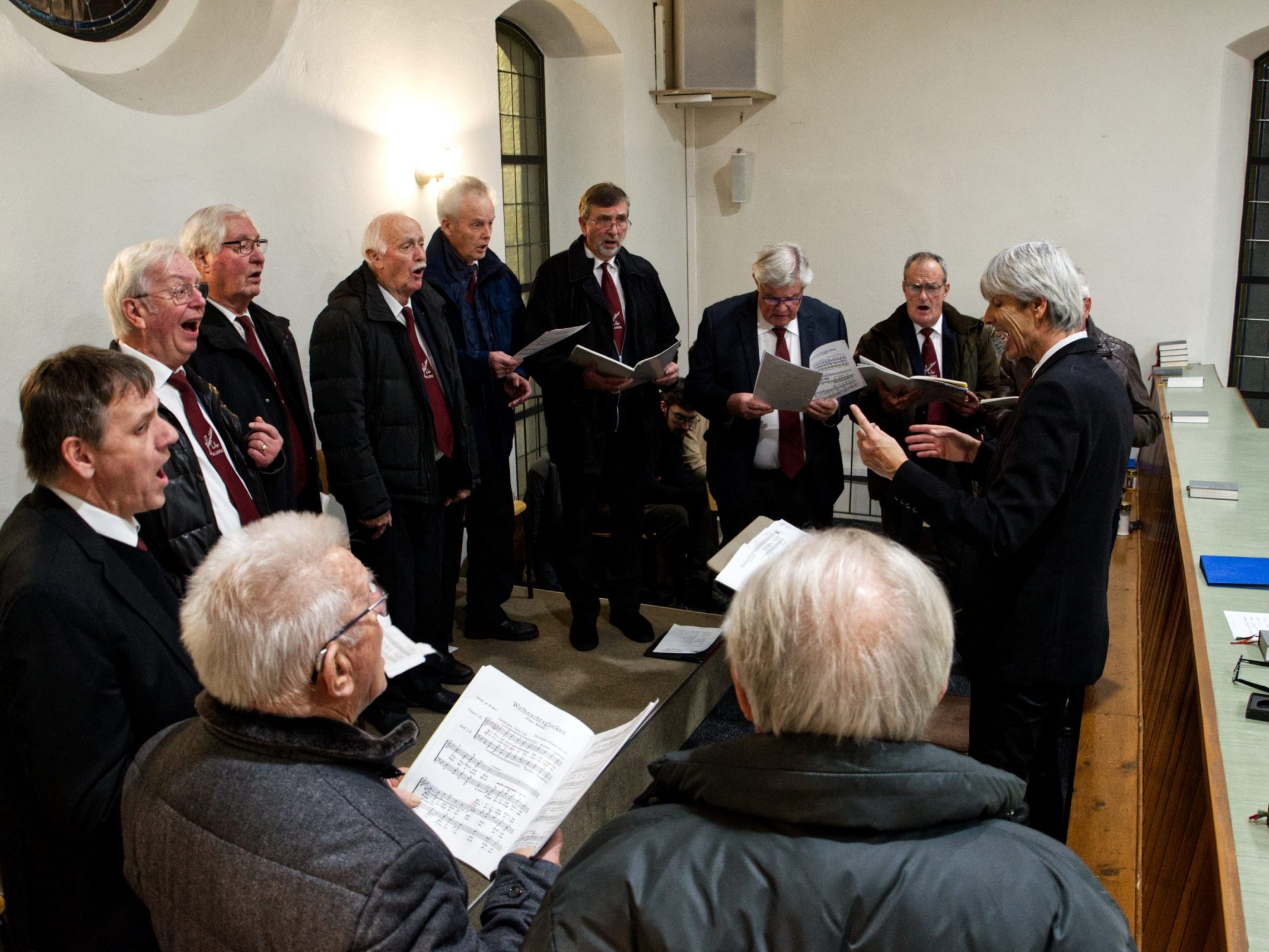 Der Bludenzer Franziskanerchor unter der musikalischen Leitung von Mario Ploner sang während der Weihnachtszeit 2024/25 zweimal bei Gottesdiensten im Franziskanerkloster Bludenz. Der Bludenzer Franziskanerchor unter der musikalischen Leitung von Mario Ploner sang während der Weihnachtszeit 2024/25 zweimal bei Gottesdiensten im Franziskanerkloster Bludenz.