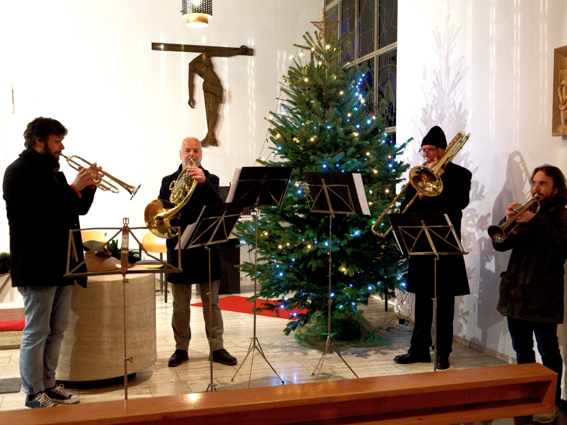 Das Bläserquartett der Musikschule Montafon bei der Probe direkt vor der Messe in der Pfarrkirche Gantschier: Gabriel Morre, Dietmar Hartmann, Georg Morre und Florian Stemer, von links.