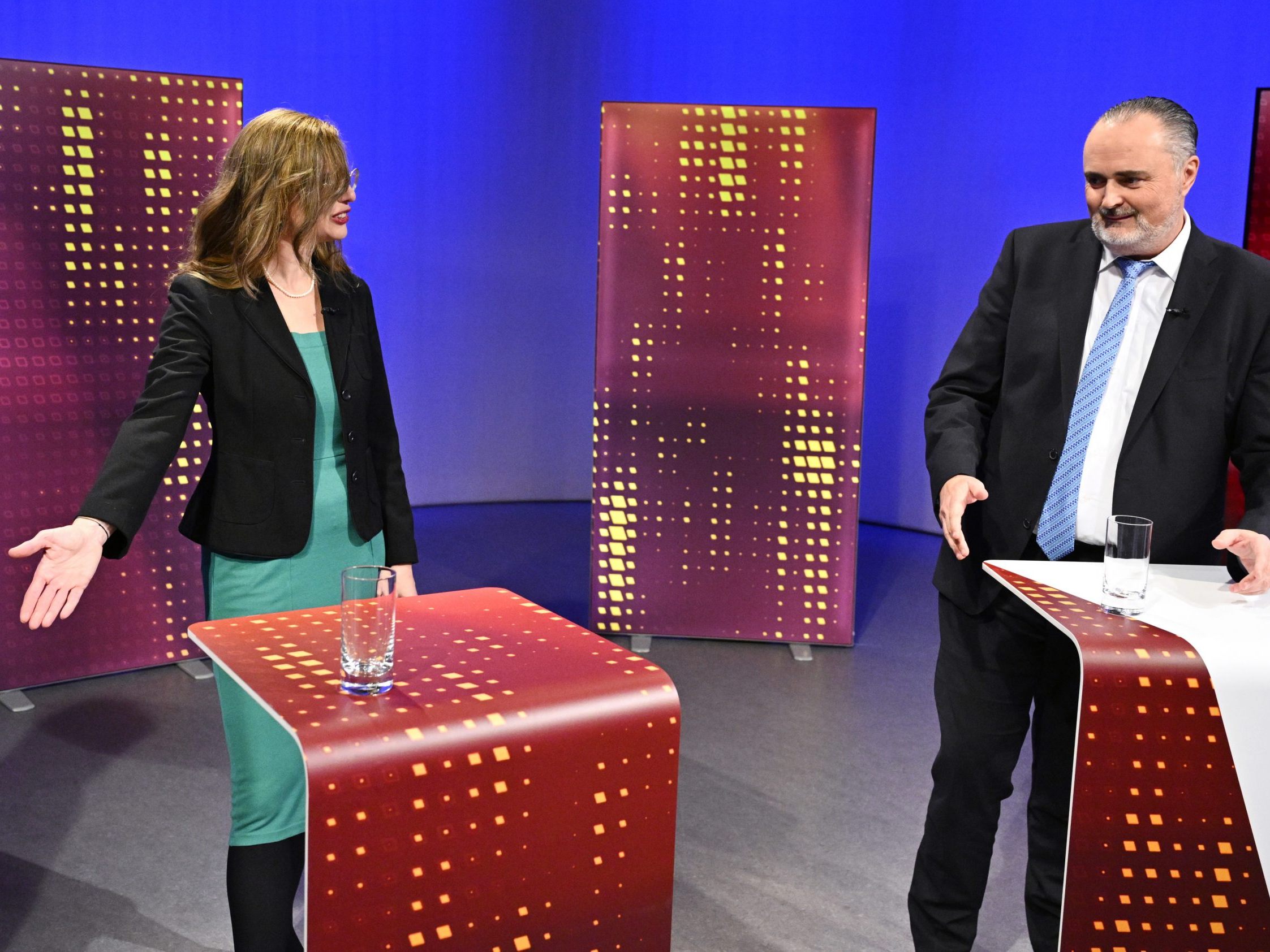 Die Spitzenkandidaten zur Burgenland-Wahl (v.l.n.r.) Anja Haider-Wallner (Grüne) und LH Hans Peter Doskozil (SPÖ) bei der "Elefantenrunde" vor der Landtagswahl. Die Spitzenkandidaten zur Burgenland-Wahl (v.l.n.r.) Anja Haider-Wallner (Grüne) und LH Hans Peter Doskozil (SPÖ) bei der "Elefantenrunde" vor der Landtagswahl.