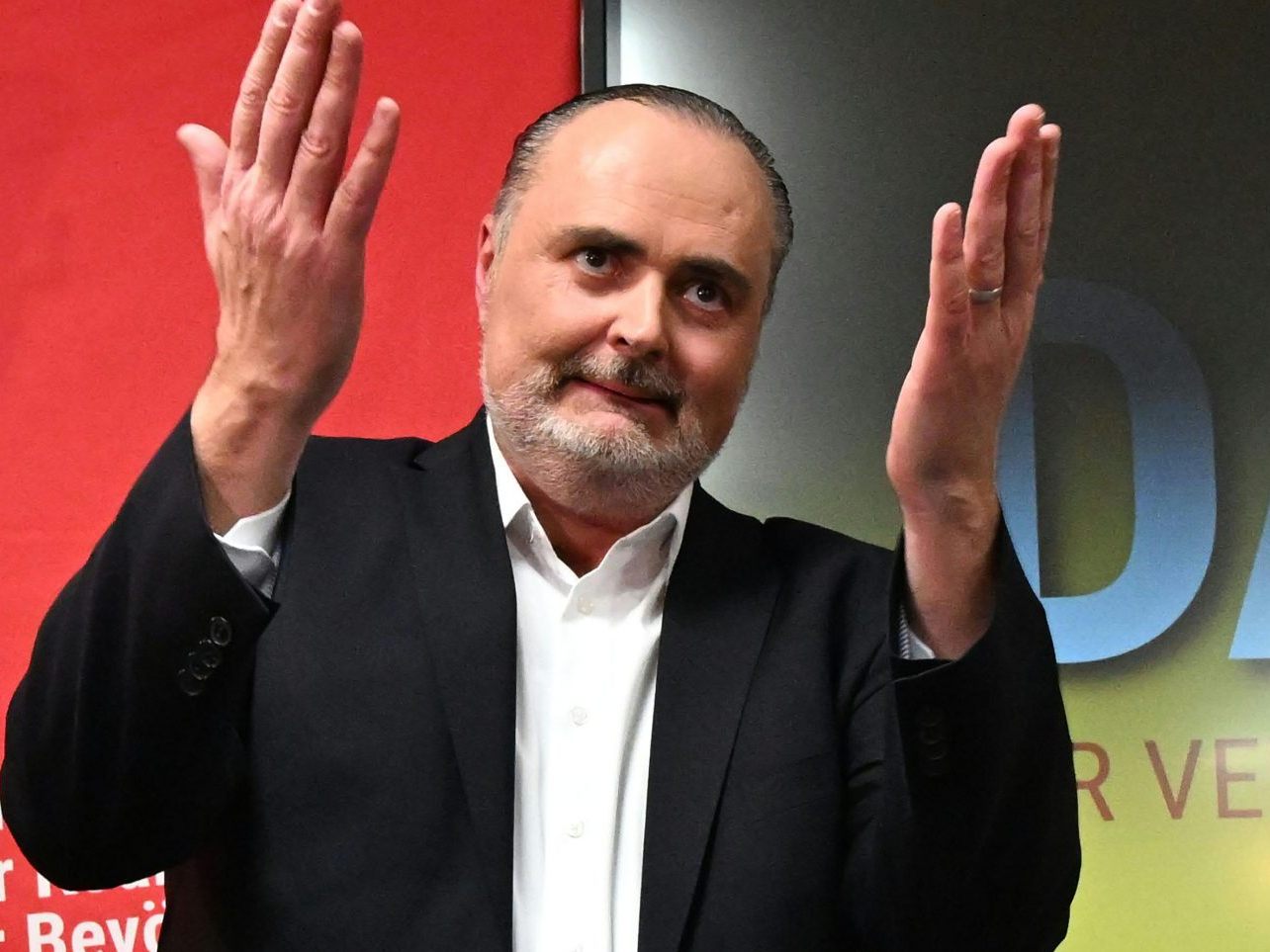 Hans Peter Doskozil hat die absolute Mehrheit im Burgenland verloren, bleibt mit seiner SPÖ aber klar stimmenstärkste Partei. Hans Peter Doskozil hat die absolute Mehrheit im Burgenland verloren, bleibt mit seiner SPÖ aber klar stimmenstärkste Partei.