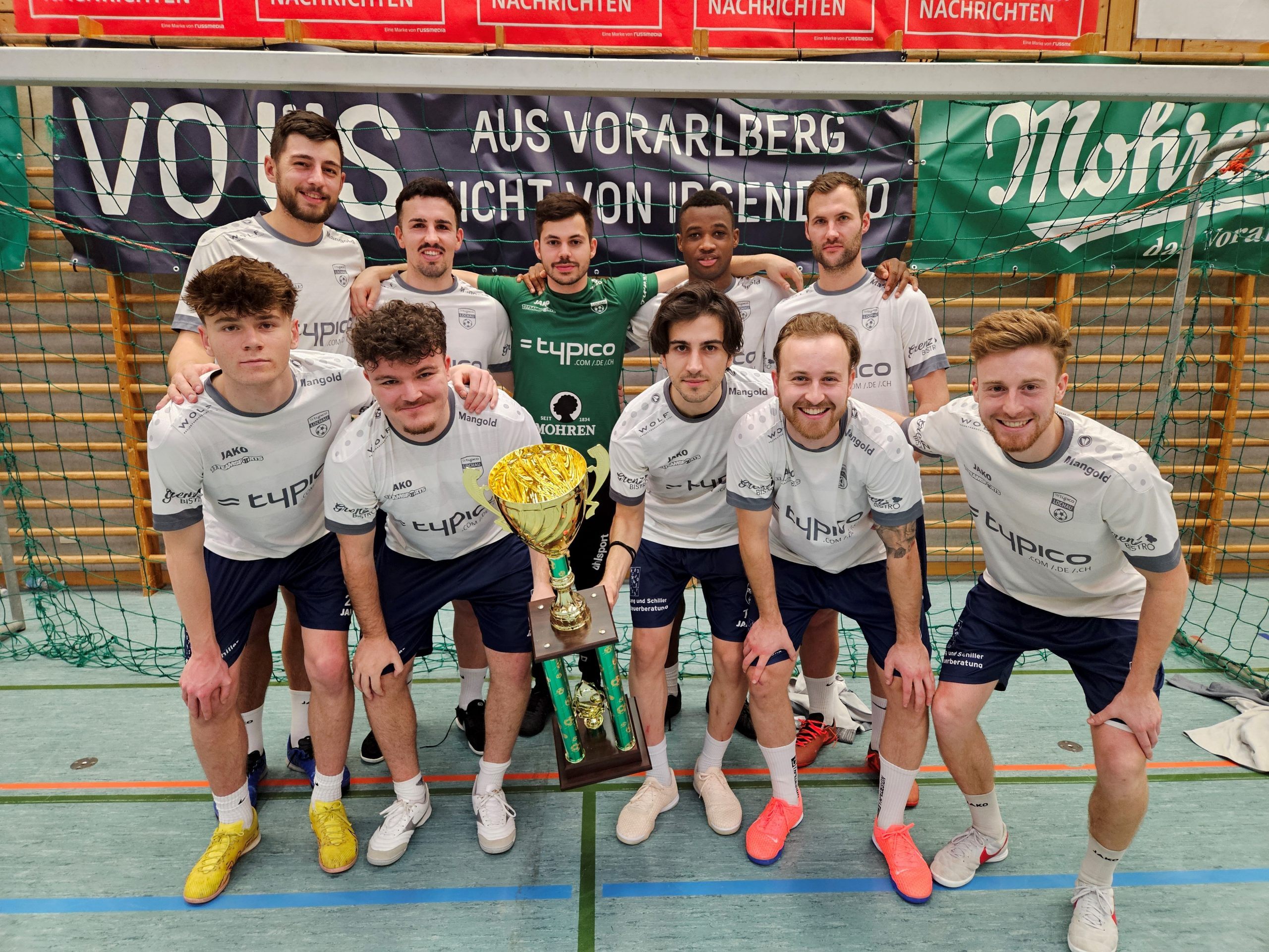 Das Team des SV typico Lochau beim Finale des 27. Vorarlberger-Sparkassen-Hallenmasters-Turnier 2025 in Wolfurt mit dem Pokal: Nicolas Messmer, Fabian Dominikovic, Mete Dastan, Kevin Prantl und Patrick Prantl (vorne); Fabio Feldkircher, Robin Lhotzky, Sandro Eichhübl, Osas Amenaghawon und Dennis Kloser (hinten). Das Team des SV typico Lochau beim Finale des 27. Vorarlberger-Sparkassen-Hallenmasters-Turnier 2025 in Wolfurt mit dem Pokal: Nicolas Messmer, Fabian Dominikovic, Mete Dastan, Kevin Prantl und Patrick Prantl (vorne); Fabio Feldkircher, Robin Lhotzky, Sandro Eichhübl, Osas Amenaghawon und Dennis Kloser (hinten).