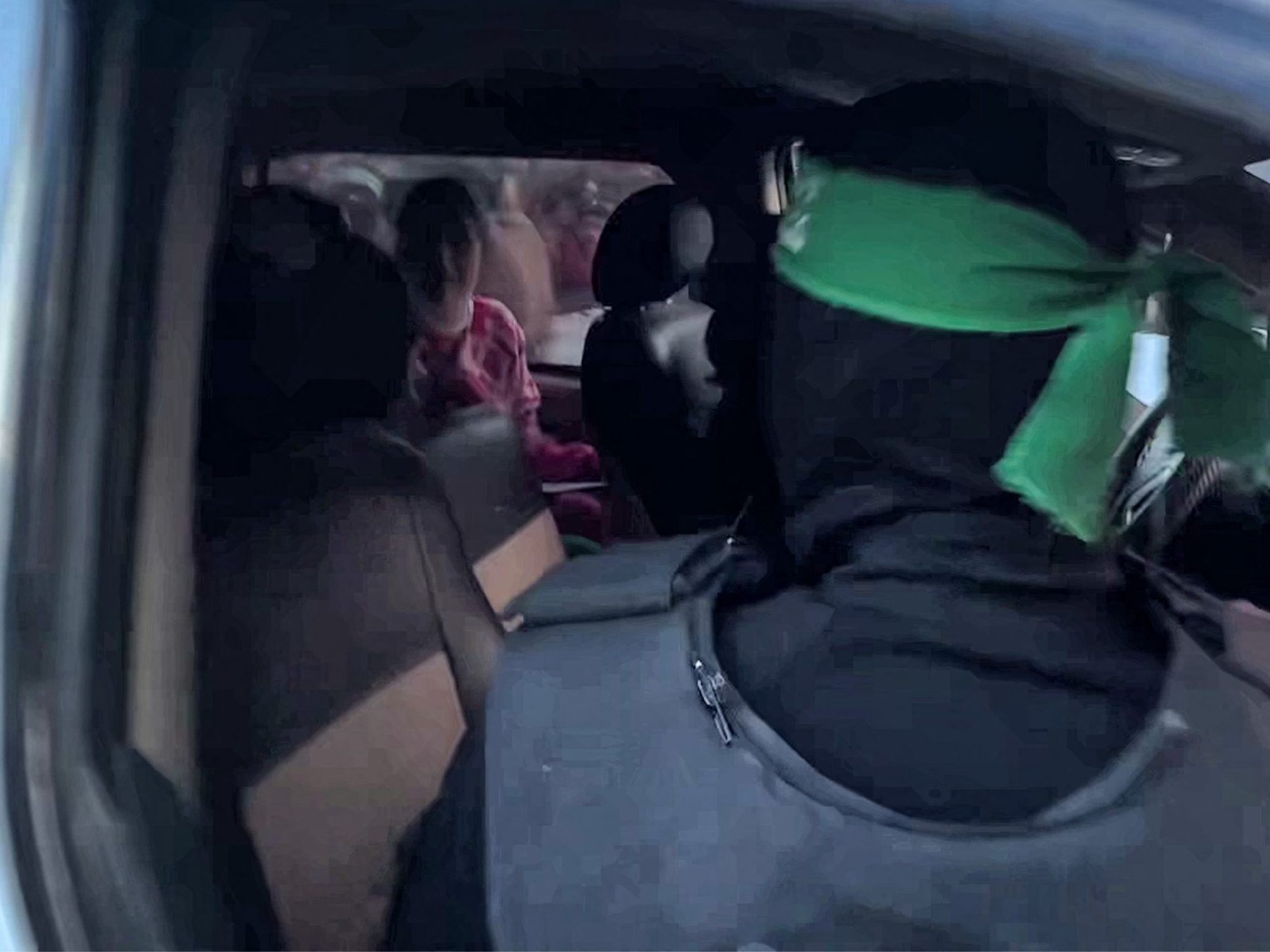 Screenshot zeigt eine der Geiseln in einem Fahrzeug vor der Übergabe durch die Hamas. Screenshot zeigt eine der Geiseln in einem Fahrzeug vor der Übergabe durch die Hamas.