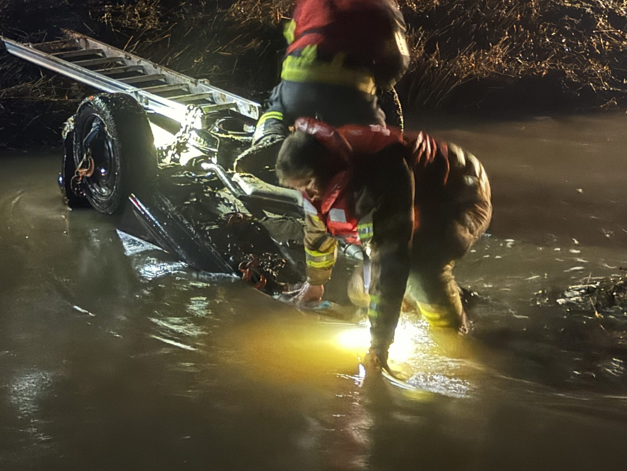 Das Auto lag fast vollständig unter Wasser.