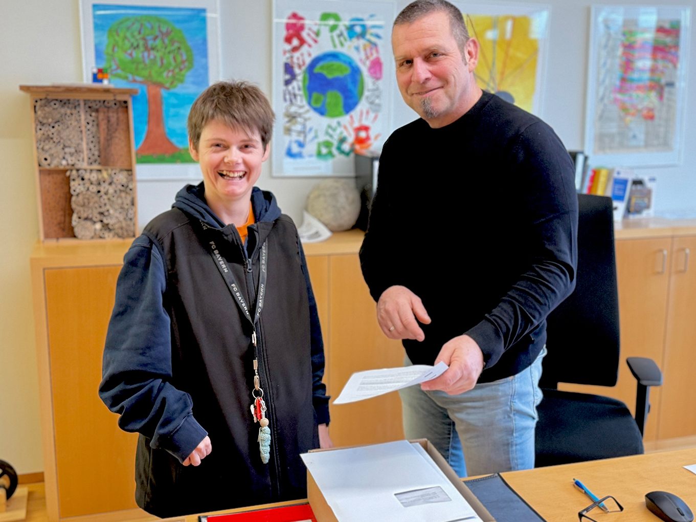 Corinna Zobl im Gespräch mit Direktor Dieter Losert.