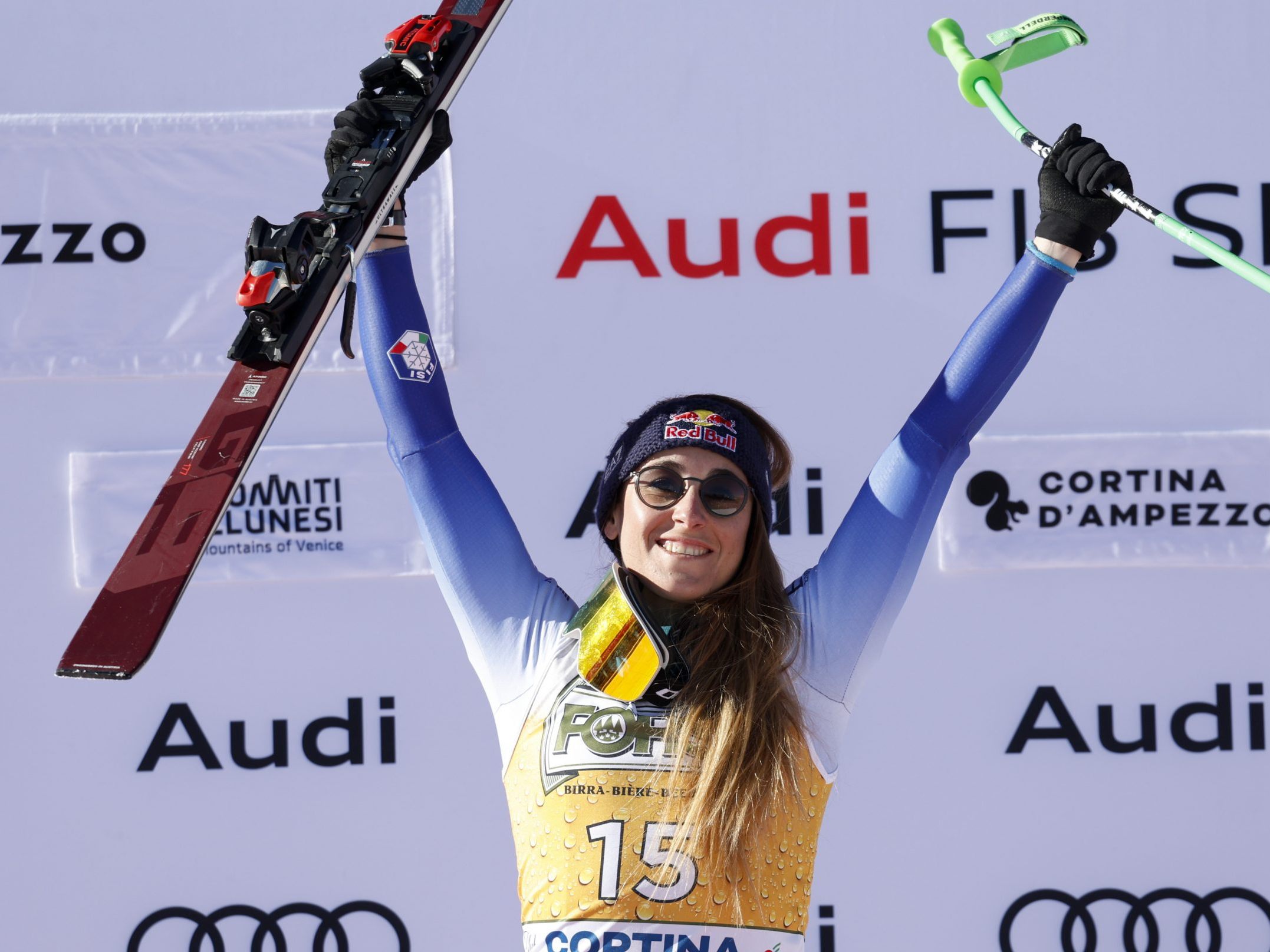 Sofia Goggia als strahlende Siegerin in Cortina.
