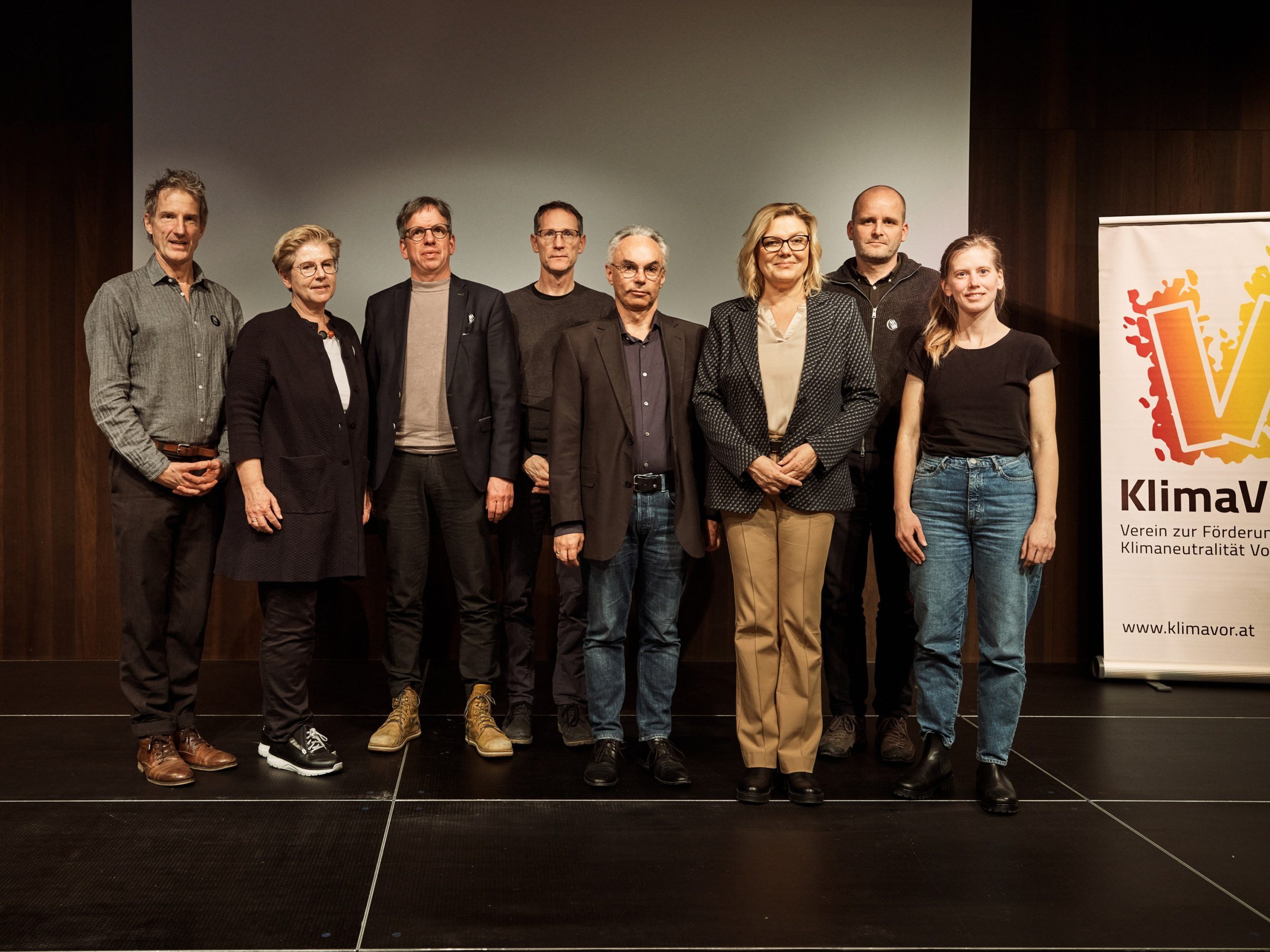 Die Klimakampagne Vorarlberg vernetzt rund 40 Organisationen der Zivilgesellschaft. Gastrednerin Kathrin Stainer-Hämmerle (Dritte von rechts) mit den Mitinitiator:innen der Klimakampagne Vorarlberg.