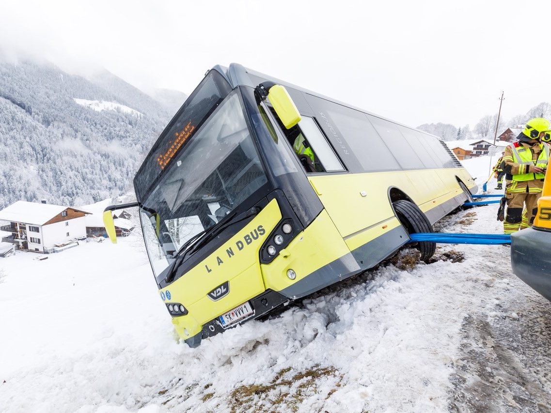 Ein Bus in Laterns drohte abzustürzen. Ein Bus in Laterns drohte abzustürzen.