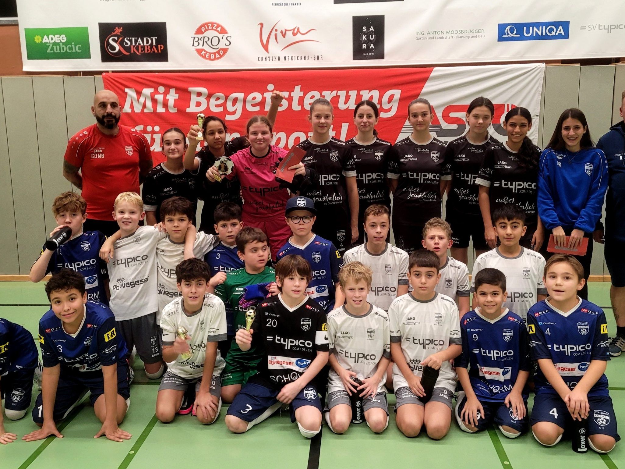 Für die Fußballjugend ist das „Raiffeisen-Nachwuchs-Hallenturnier 2025“ in Lochau das besondere Highlight in der Winterpause. 90 Mannschaften sind bei diesem einmaligen Fußballevent aktiv mit dabei. Für die Fußballjugend ist das „Raiffeisen-Nachwuchs-Hallenturnier 2025“ in Lochau das besondere Highlight in der Winterpause. 90 Mannschaften sind bei diesem einmaligen Fußballevent aktiv mit dabei.