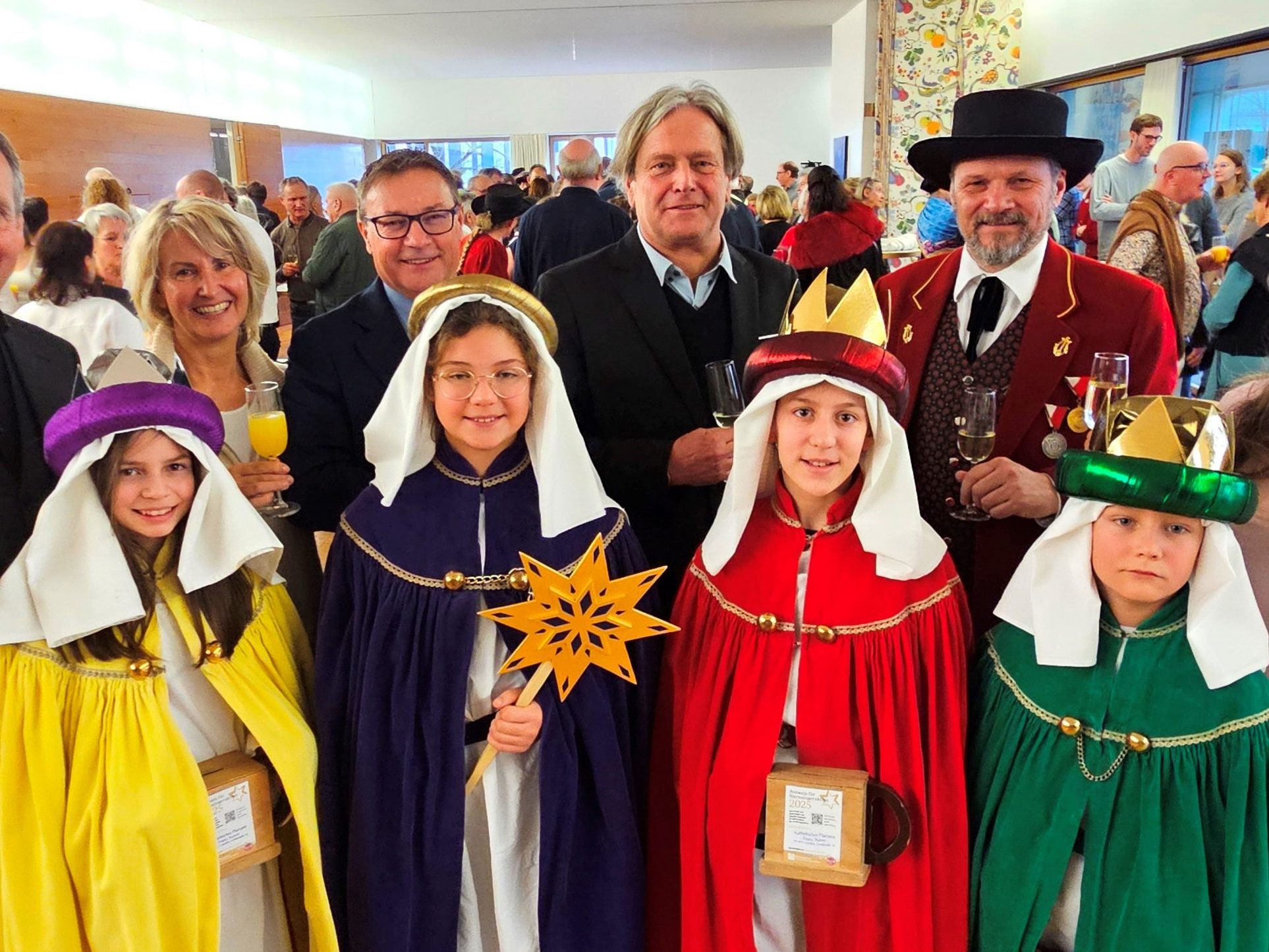 Ein Prosit auf ein gesundes und erfolgreiches Jahr 2025: Edgar Ferchl-Blum, Bernadette Oberscheider, Vizebürgermeister Christophorus Schmid, Bürgermeister Frank Matt, Helmut Immler und Sonja Reichart mit den Sternsingern. Ein Prosit auf ein gesundes und erfolgreiches Jahr 2025: Edgar Ferchl-Blum, Bernadette Oberscheider, Vizebürgermeister Christophorus Schmid, Bürgermeister Frank Matt, Helmut Immler und Sonja Reichart mit den Sternsingern.