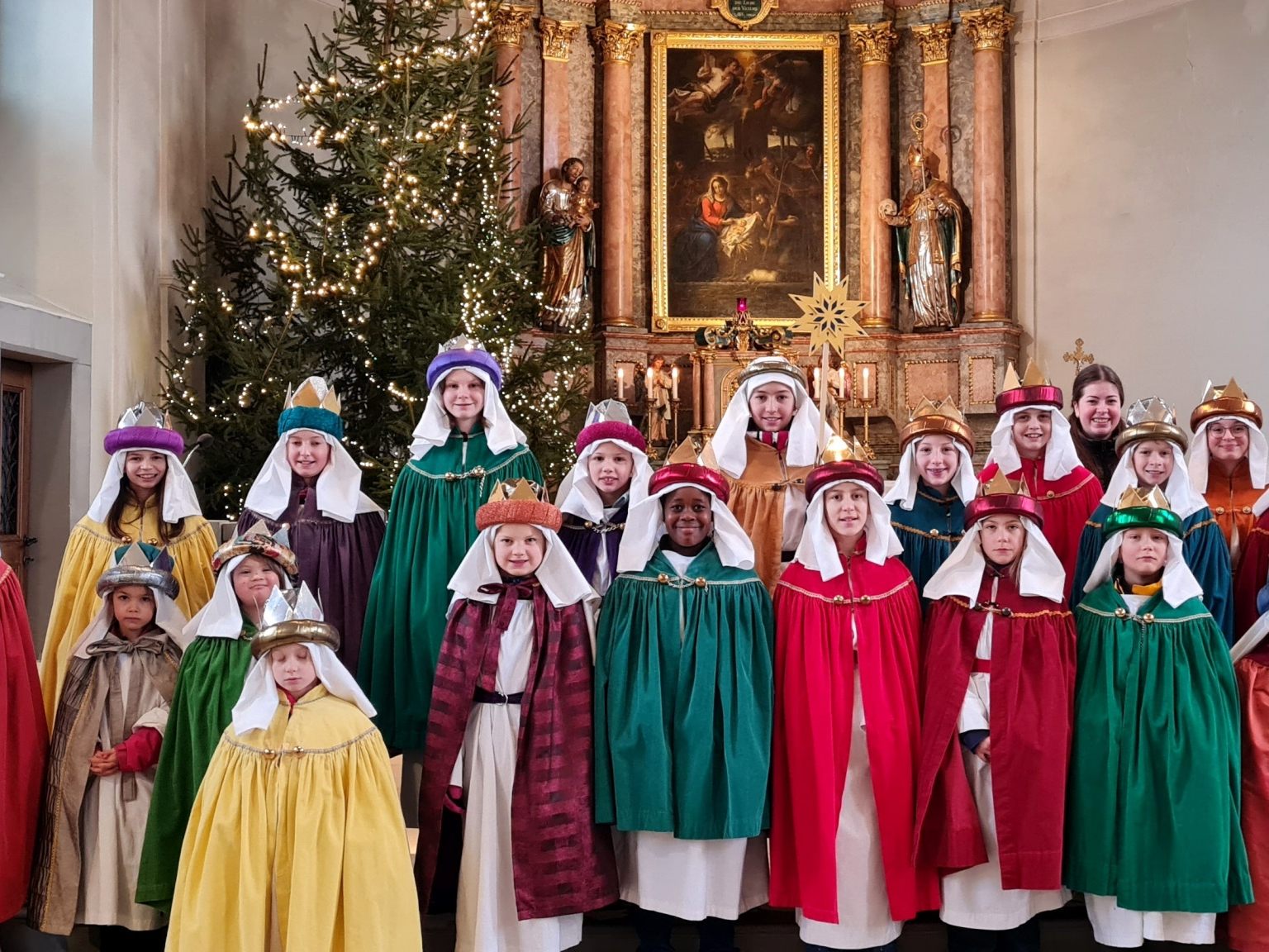 Die Sternsinger trugen auch in Lochau die weihnachtliche Friedensbotschaft und den Segen für das Jahr 2025 von Tür zu Tür und sammelten Spenden für verschiedene Hilfsprojekte in aller Welt.