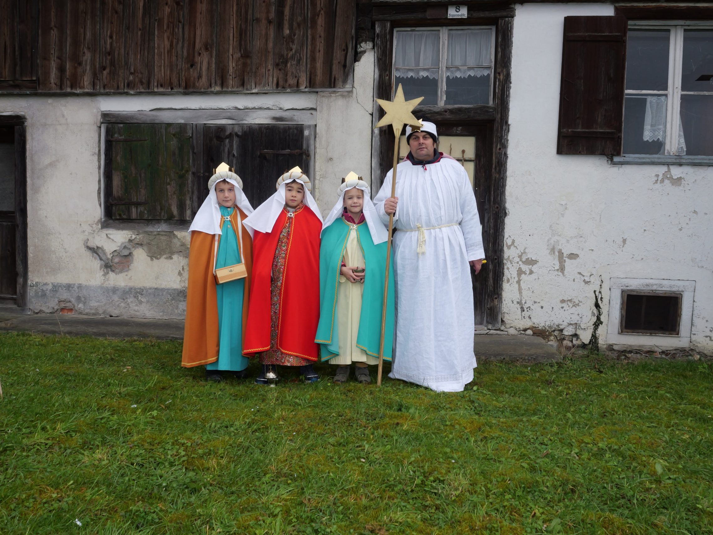 Vincent, Niklas und Freya mit Jubiläumssternträger Christian. Vincent, Niklas und Freya mit Jubiläumssternträger Christian.