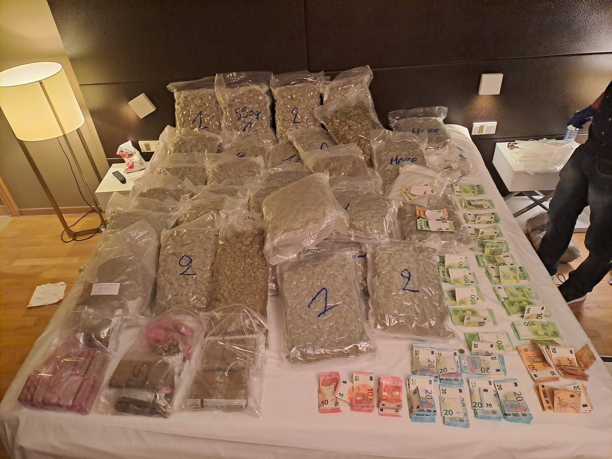 Die Polizei stellte zahlreiche Suchtmittel und Bargeld sicher.