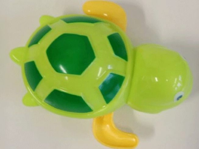 Wegen Erstickungsgefahr wird vor dieser Badespielzeug-Schildkröte gewarnt. Wegen Erstickungsgefahr wird vor dieser Badespielzeug-Schildkröte gewarnt.