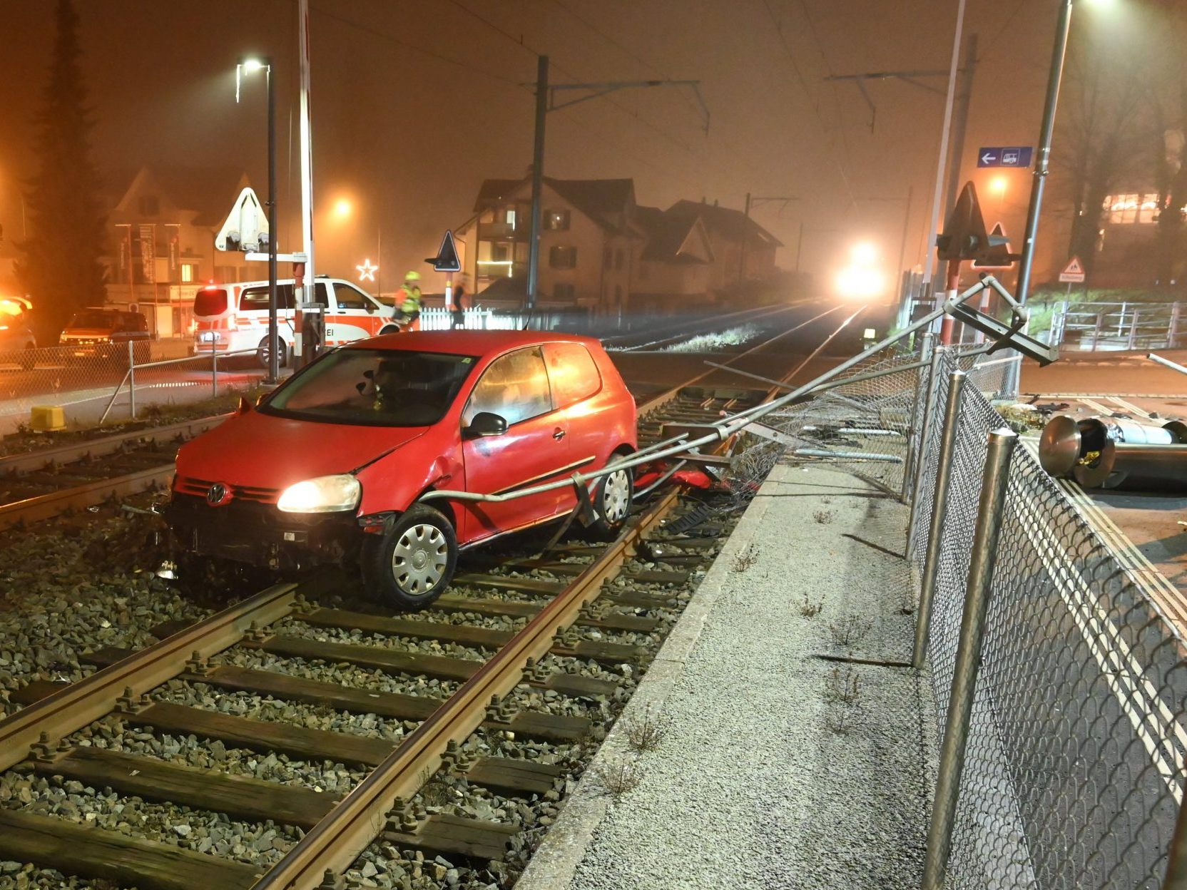 Der Pkw blieb auf den Gleisen in Staad stehen.