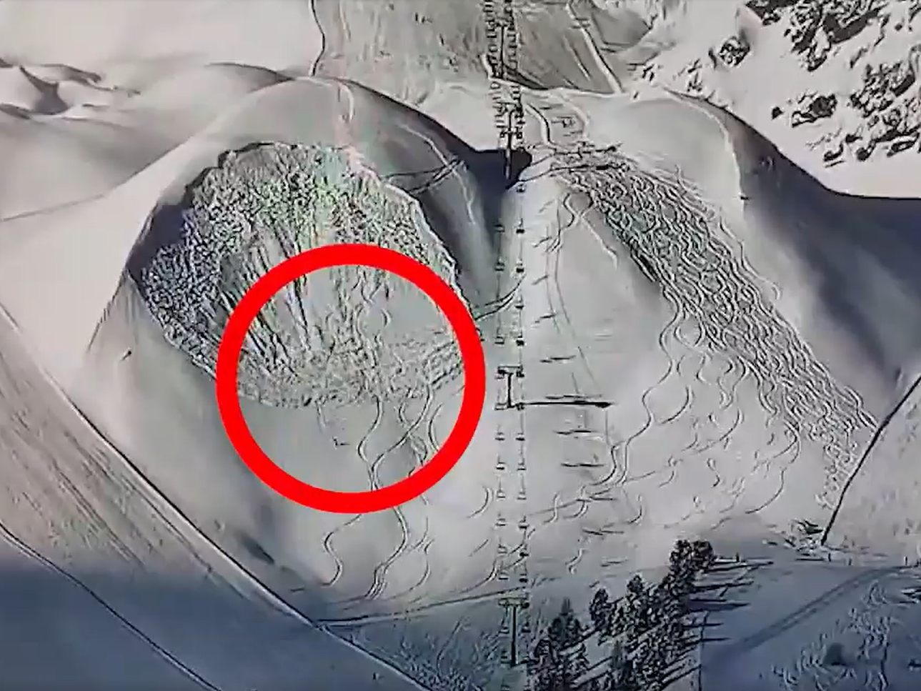 Freerider lösen Lawine im Skigebiet Sulden aus. Freerider lösen Lawine im Skigebiet Sulden aus.