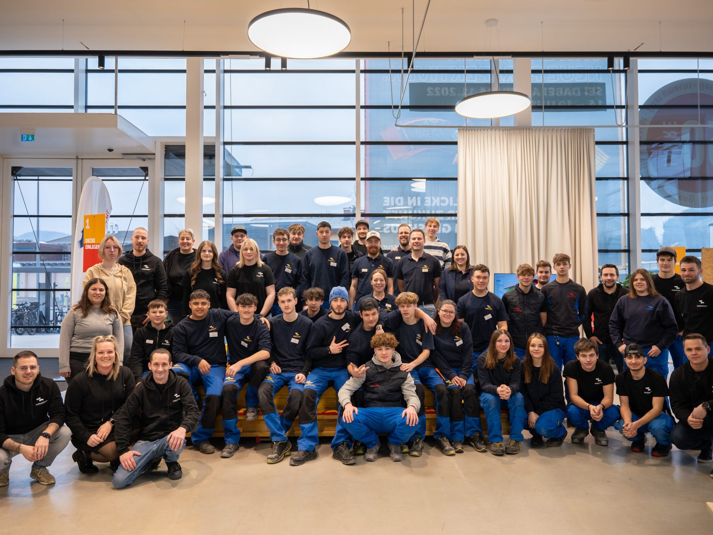 Teamfoto vom Dorfinstallateur und Dorfelektriker am Tag der offenen Lernwerkstatt