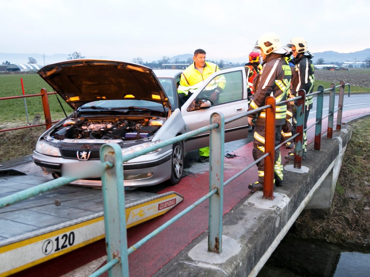 Der ÖAMTC schleppte das Unfallfahrzeug ab. Der ÖAMTC schleppte das Unfallfahrzeug ab.