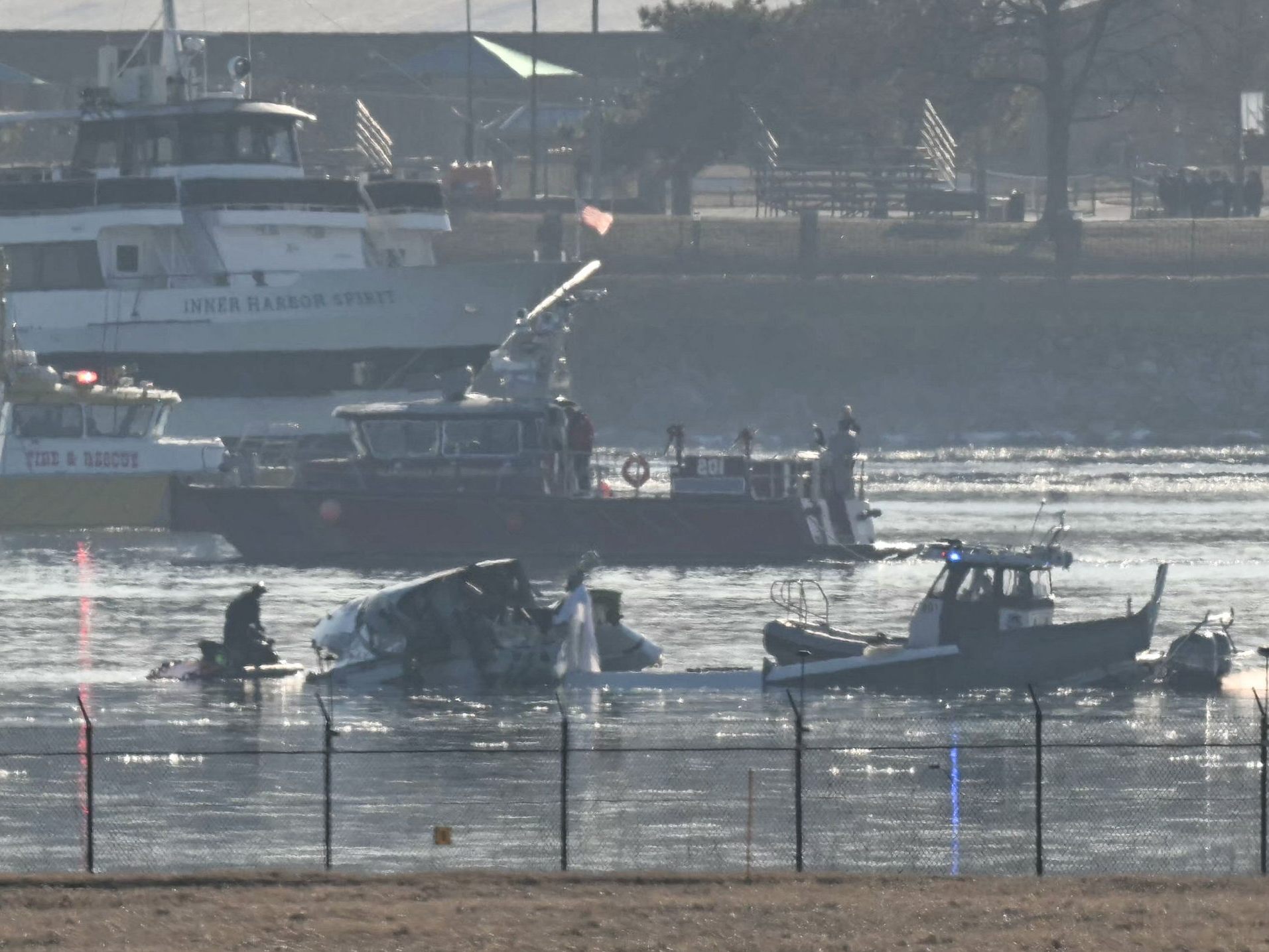 Jet und Helikopter stürzten in den Fluss Potomac - Tote geborgen.