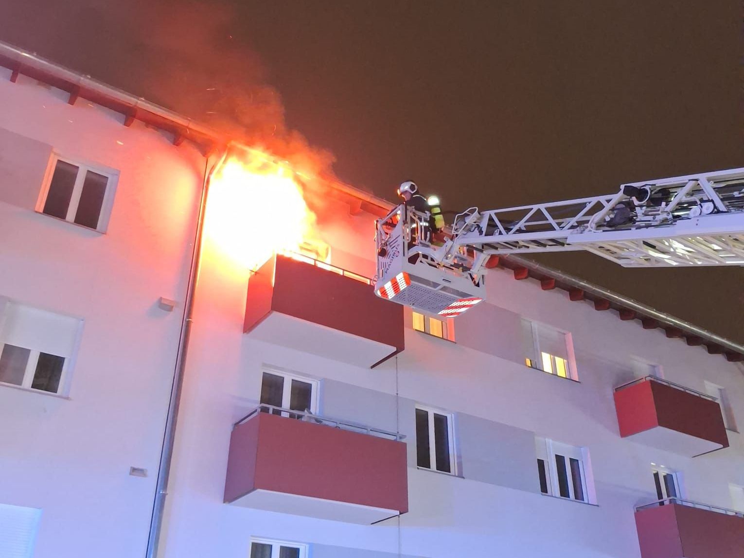 Flammen schlugen beim Eintreffen der Feuerwehr bereits aus den Fenstern. Flammen schlugen beim Eintreffen der Feuerwehr bereits aus den Fenstern.
