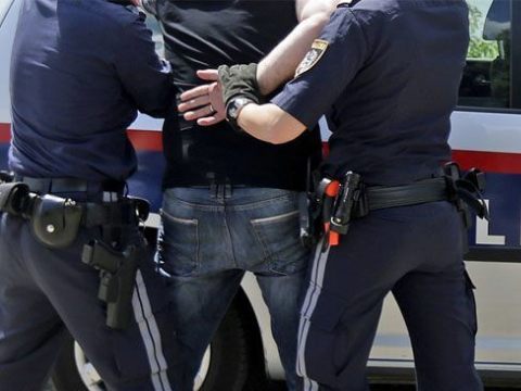 Nach einem Angriff auf eine Frau in Wien-Ottakring verletzte der 25-Jährige auch noch zwei Polizisten.
