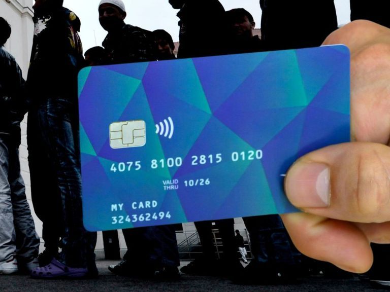 Eine deutsche Firma wird die Bezahlkarte für Asylwerber betreiben.