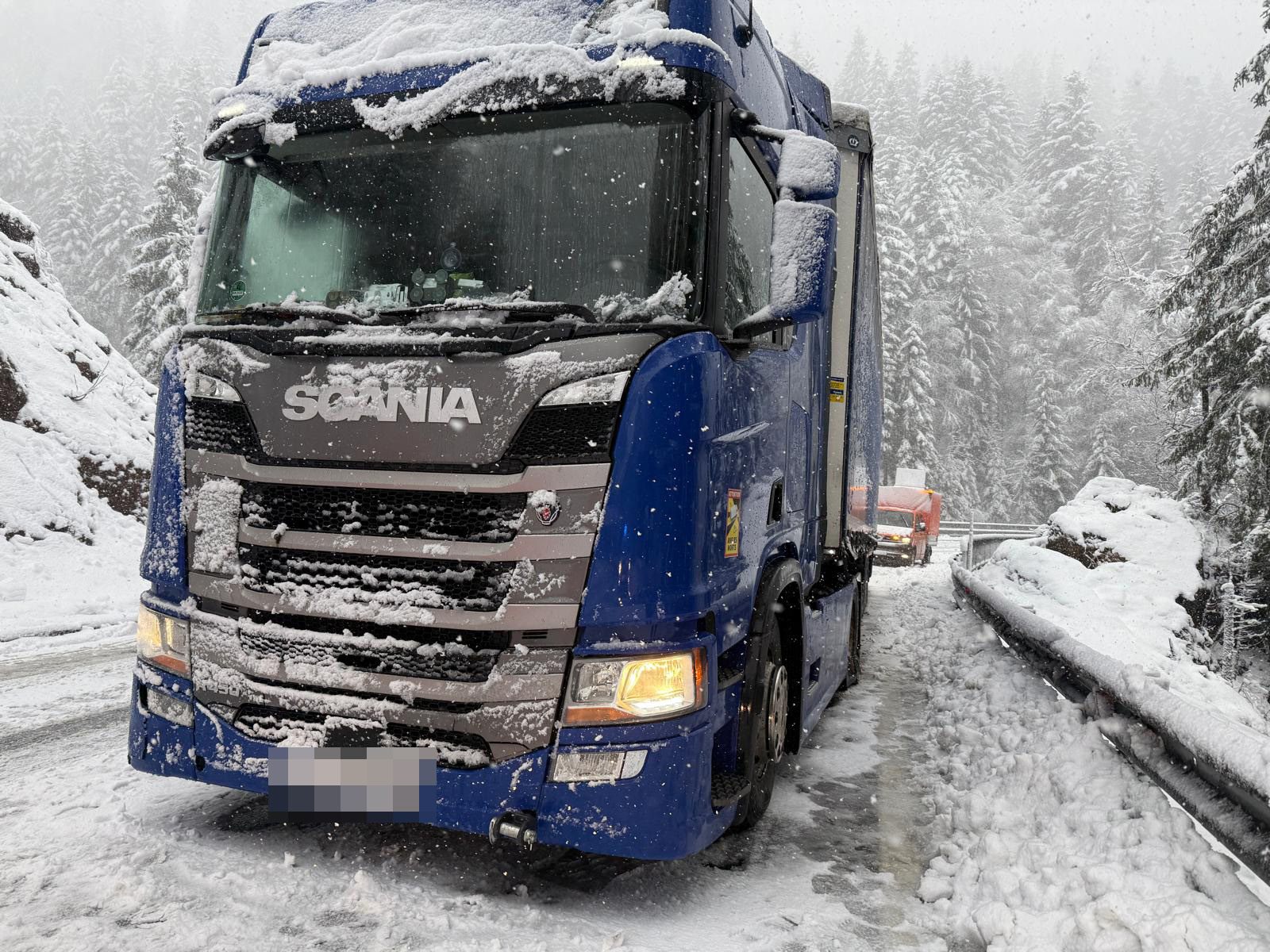 Der Fahrer aus Simbabwe erlebte seinen ersten Schnee und improvisierte Schneeketten. Der Fahrer aus Simbabwe erlebte seinen ersten Schnee und improvisierte Schneeketten.