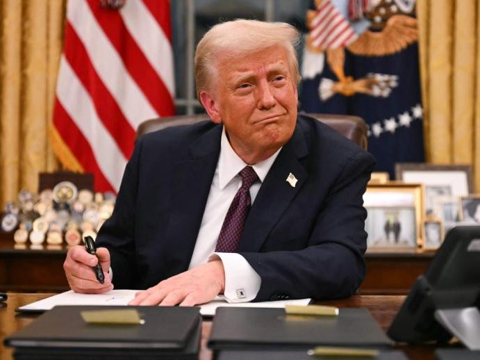 Trump unterzeichnete bereits einige Dokumente.