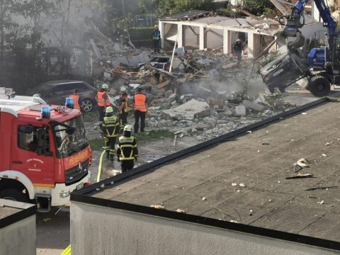 Die polizeilichen Ermittlungen zur Explosion im Juli 2024 im Kalker Feld, bei der ein junger Mann ums Leben kam und ein Sachschaden in Millionenhöhe verursacht wurde, dauern nach wie vor an.