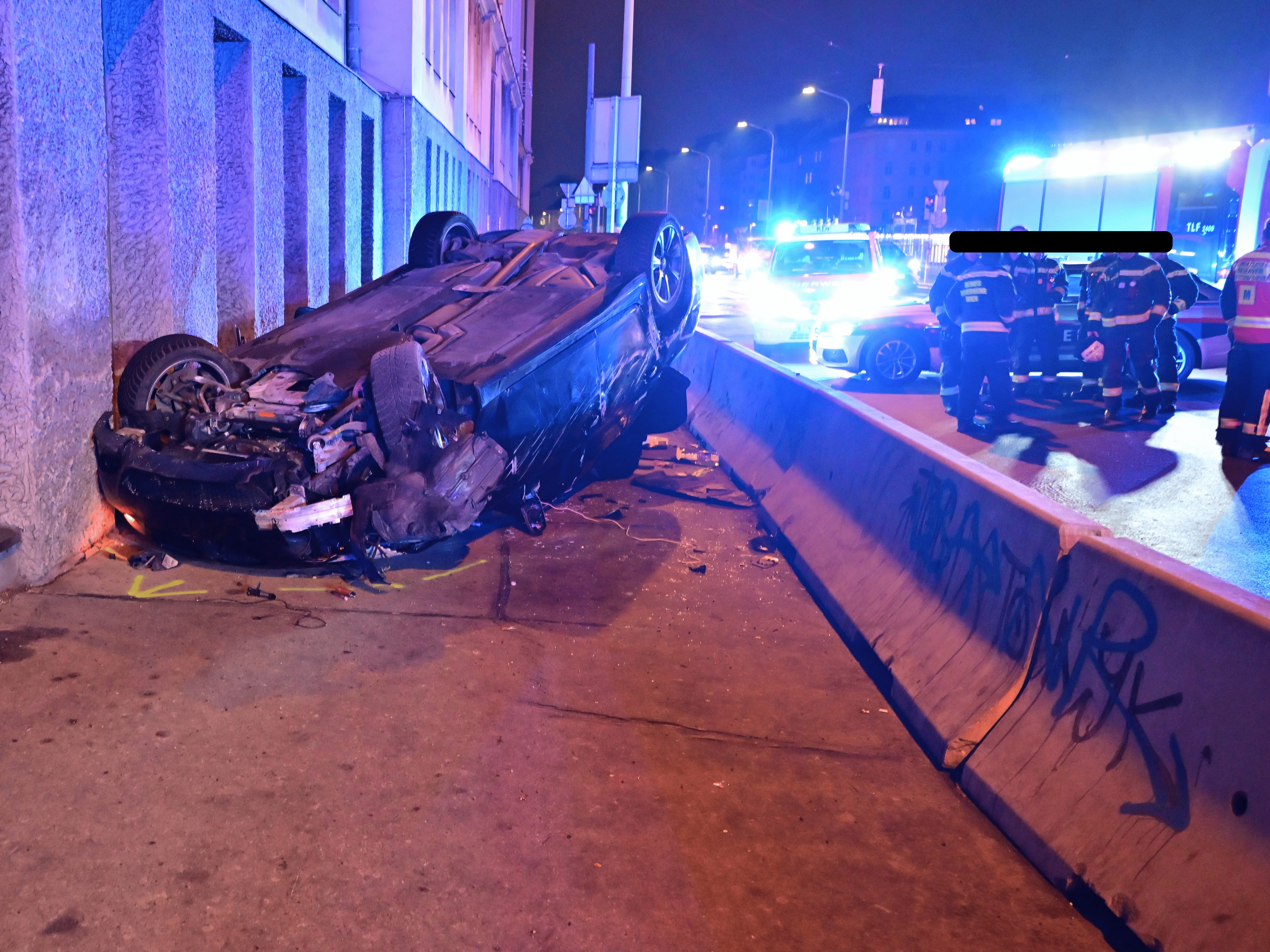 Drei Verletzte bei einem Verkehrsunfall in Wien.