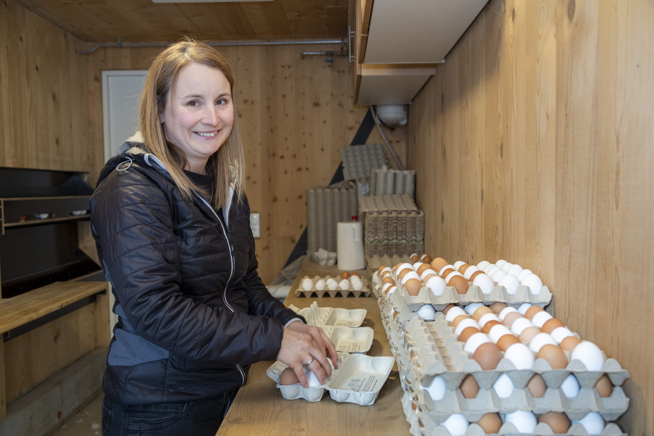 Auch frische Eier gehören zu den Produkten, die im Hofladen angeboten werden. Auch frische Eier gehören zu den Produkten, die im Hofladen angeboten werden.