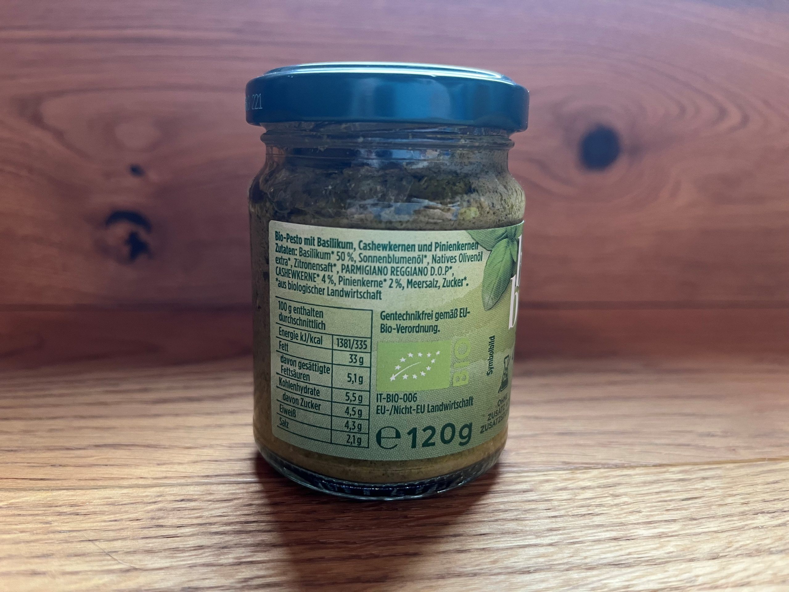 Die grünen Pestos im Supermarkt sind häufig nicht nach dem Genovese-Originalrezept hergestellt, auch wenn Genovese darauf steht. Die grünen Pestos im Supermarkt sind häufig nicht nach dem Genovese-Originalrezept hergestellt, auch wenn Genovese darauf steht.