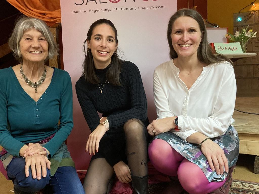Vorstand (c) Salon 13 – vlnr.: Cassandra Frener, Caroline Heinzle, Birgit Häusle – nicht auf dem Bild: Klara Büchele-Ujunwa, Hildegund Engstler