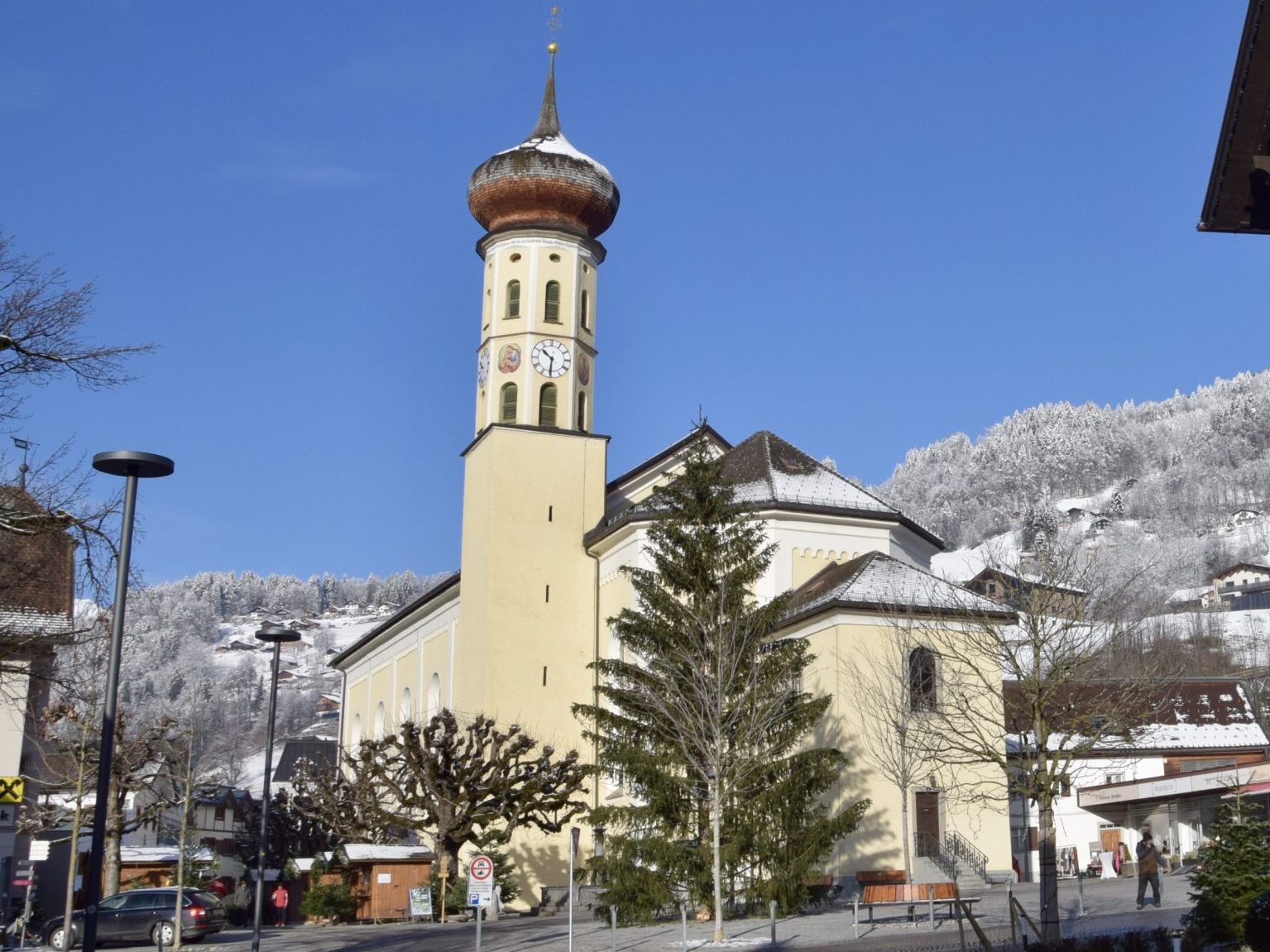Blick auf den Schrunser Kirchplatz. Blick auf den Schrunser Kirchplatz.
