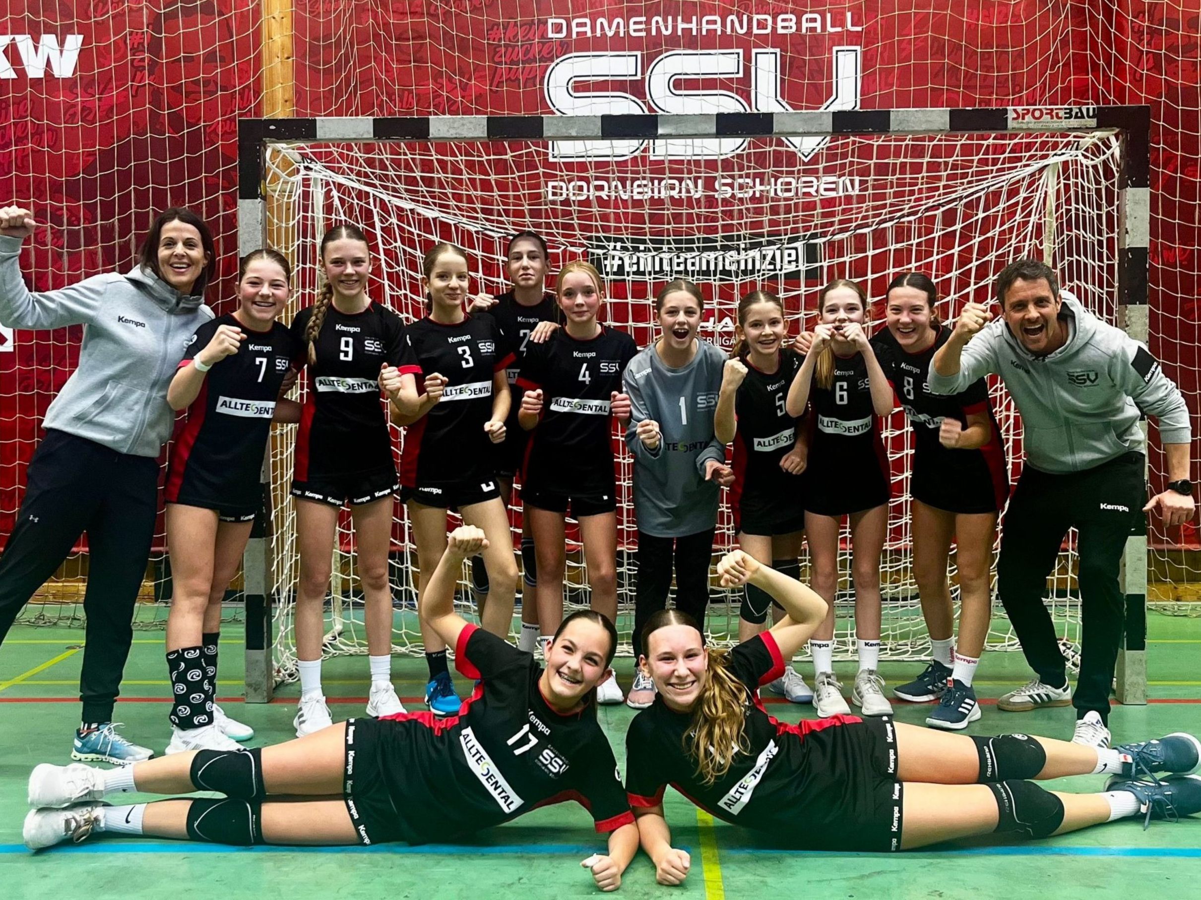 Im ersten Spiel des Jahres feierten die U14-Mädels des SSV einen vollen Erfolg gegen den HC Lustenau. Im ersten Spiel des Jahres feierten die U14-Mädels des SSV einen vollen Erfolg gegen den HC Lustenau.