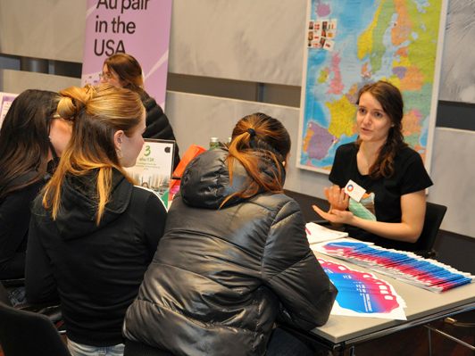 Tipps und Infos für den Aufbruch in ferne Welten gab es von Organisationen und auslandserprobten Jugendlichen. Junge Menschen nutzten die Gelegenheit, sich persönlich über die verschiedenen Möglichkeiten eines Auslandsaufenthalts zu informieren.